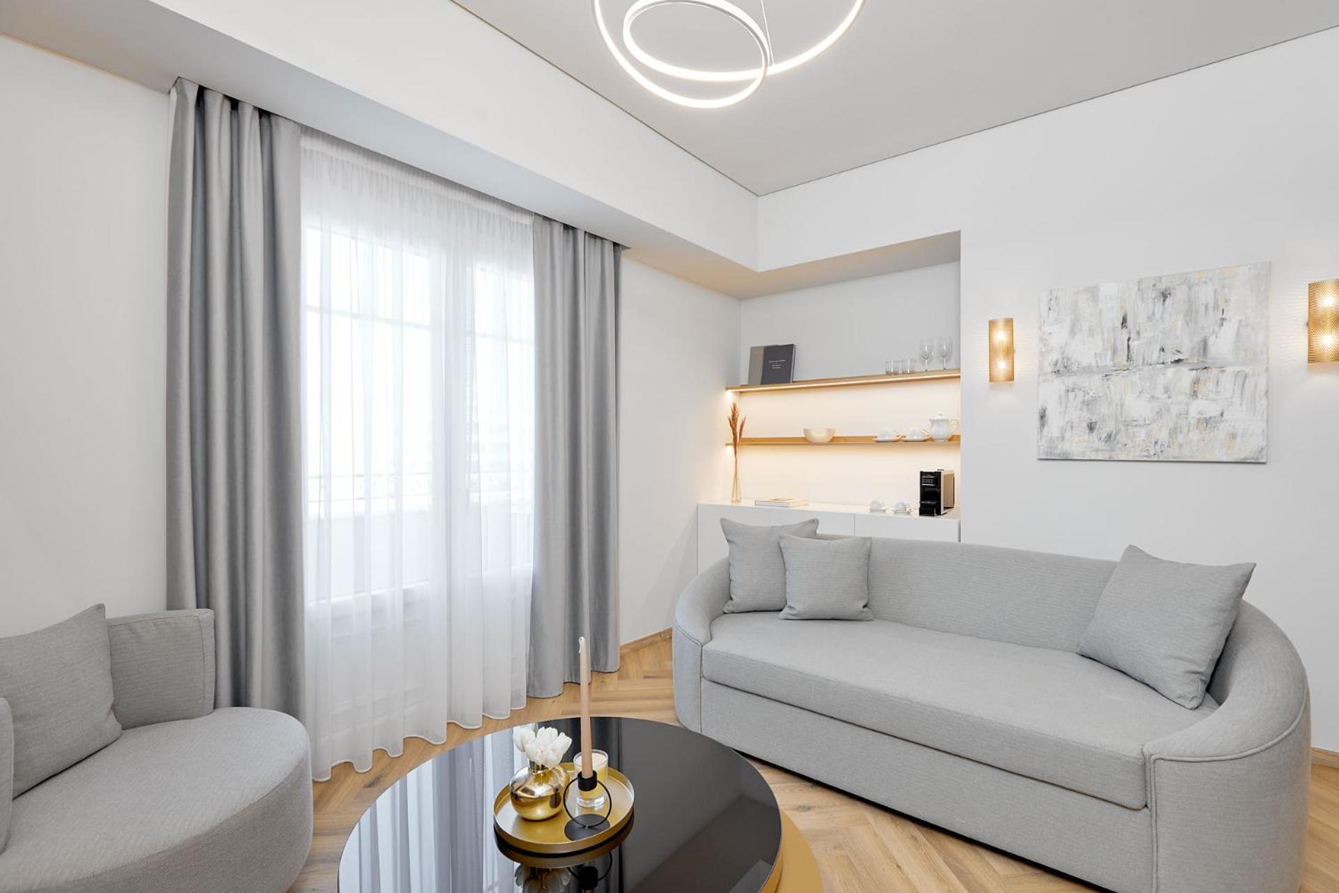 Deluxe Suite - Photo 8