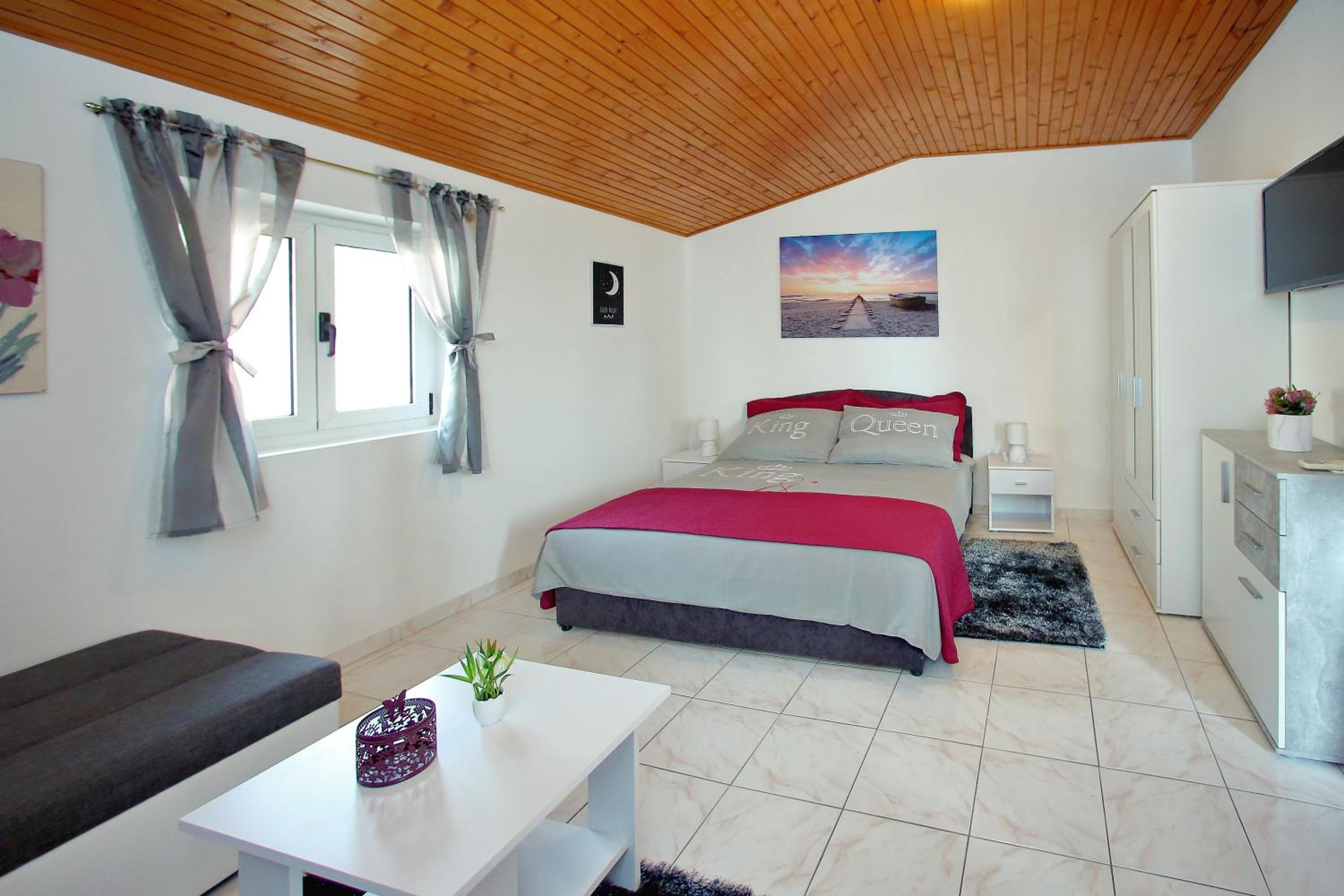 Studio Apartment - Photo 4