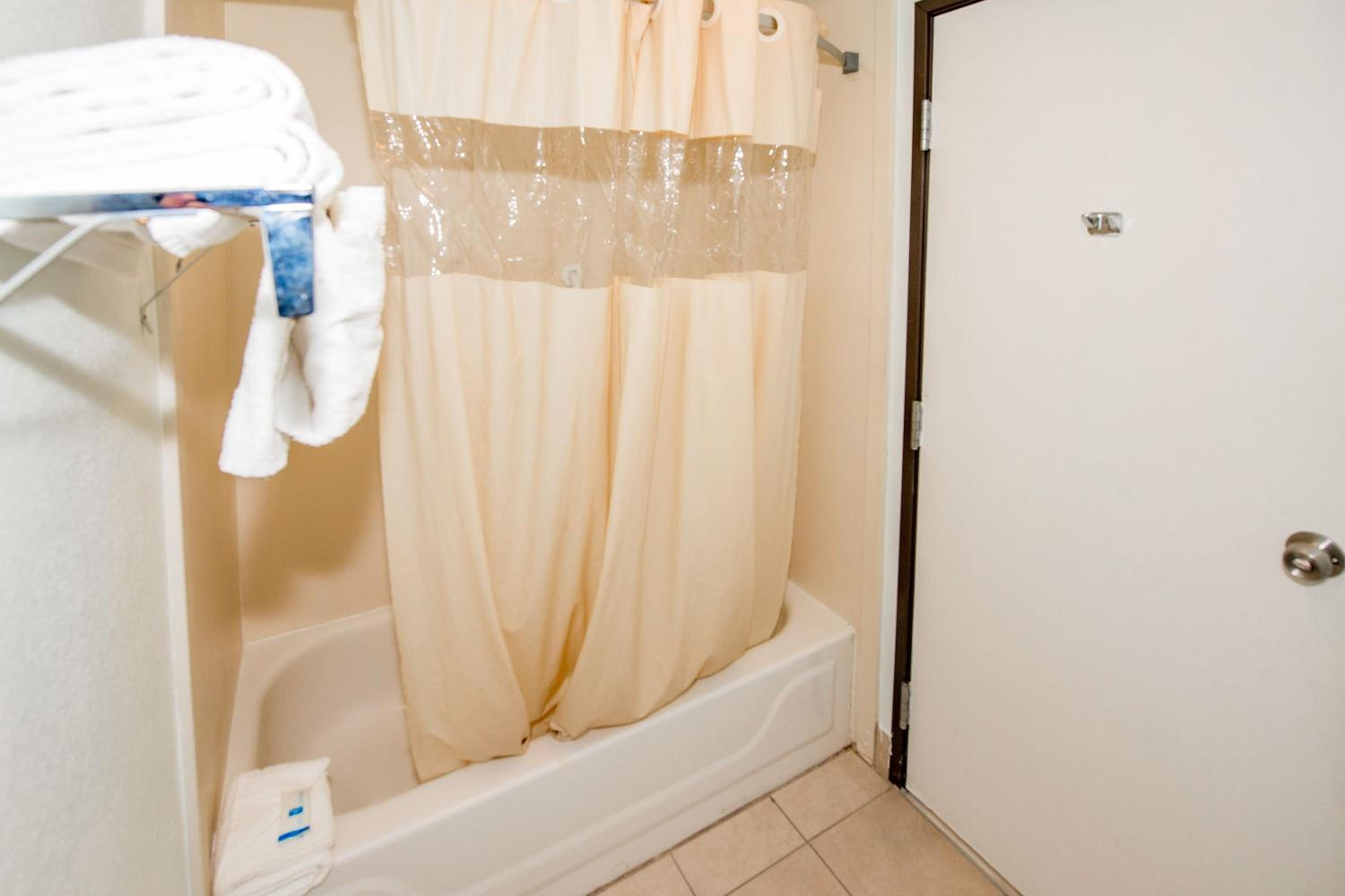 Queen Room with Tub - Accessible/Non-Smoking - Photo 5