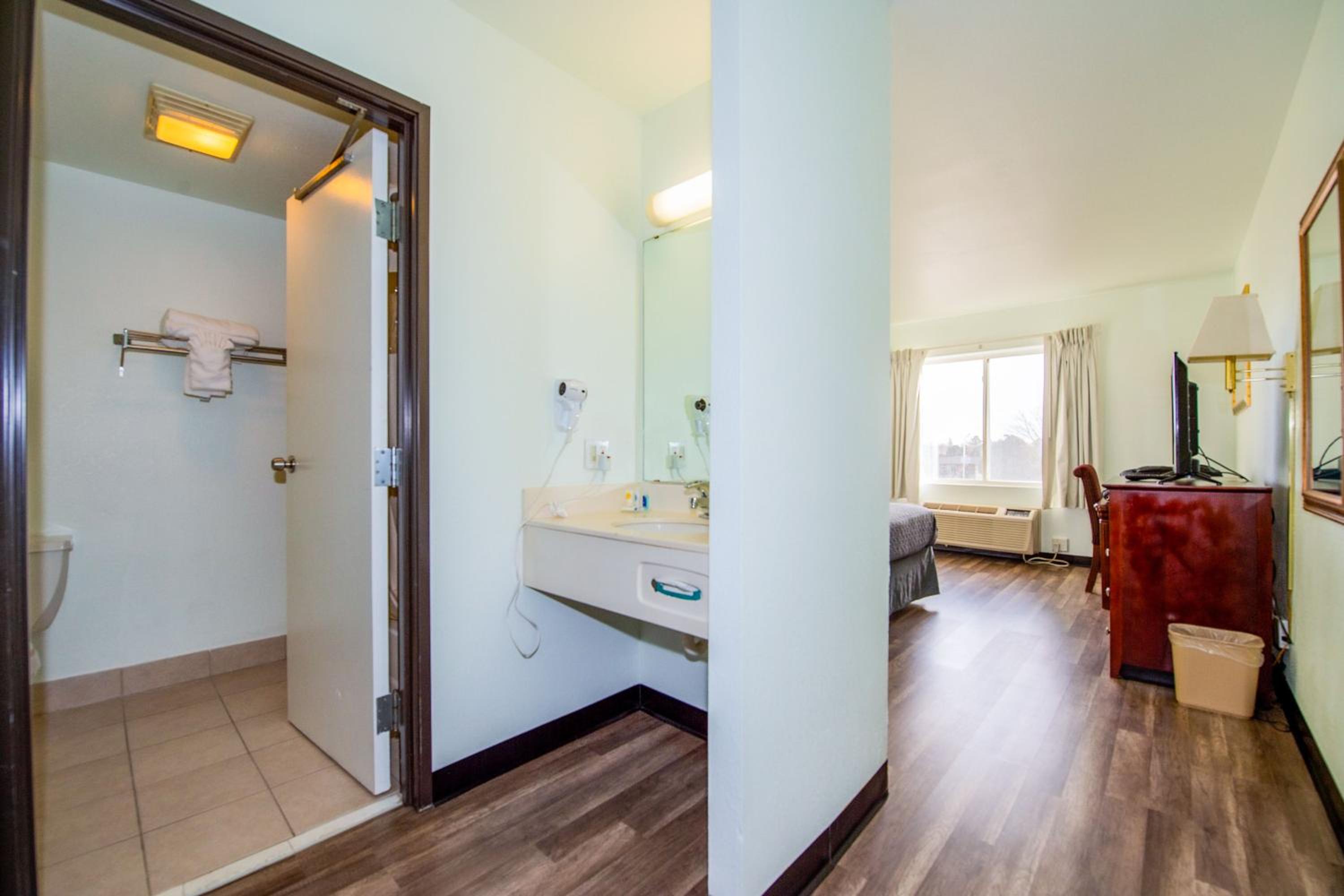 Superior Queen Room - Non-Smoking - Photo 2