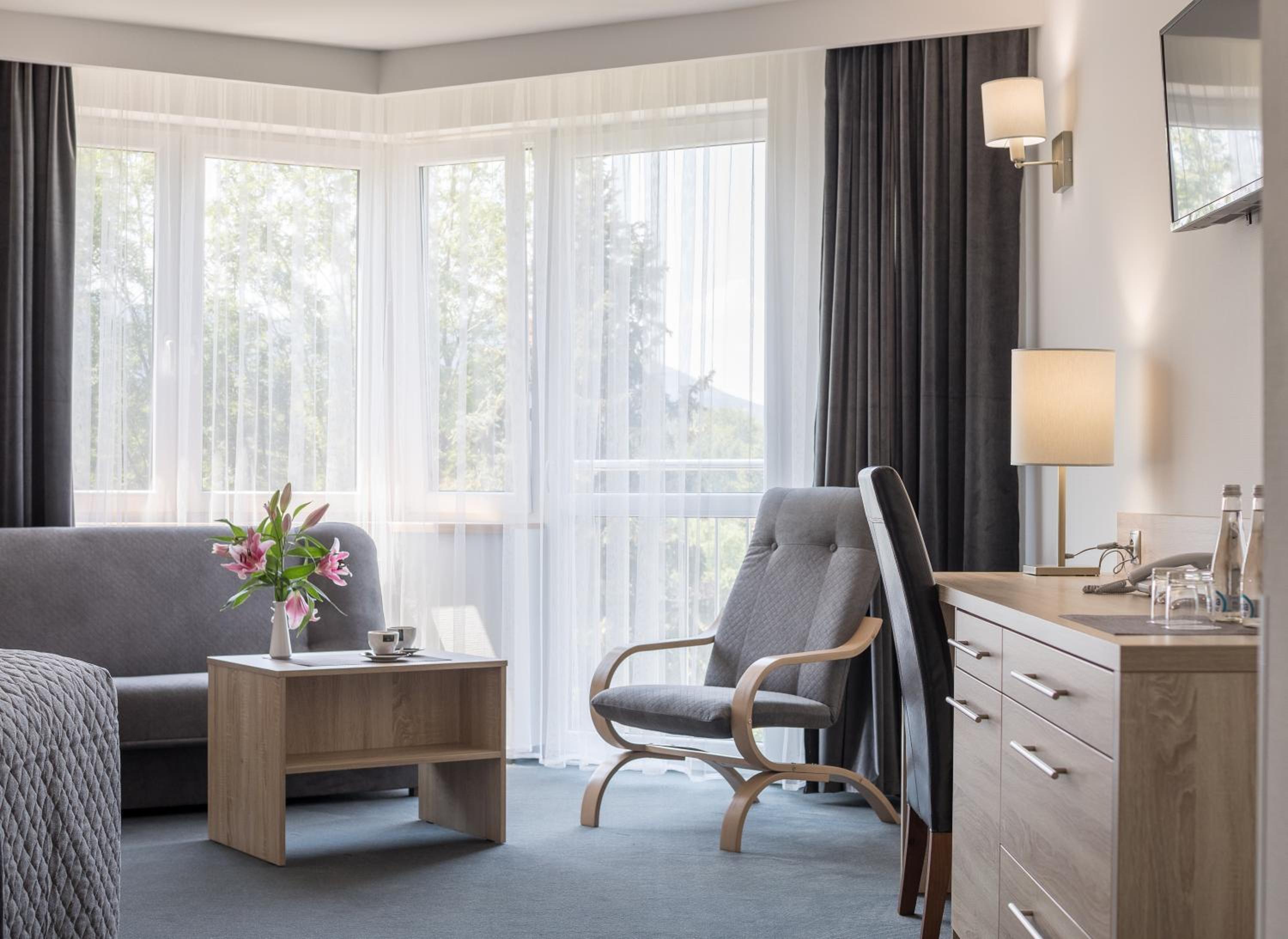 Deluxe Twin Room with Sofa - Photo 4