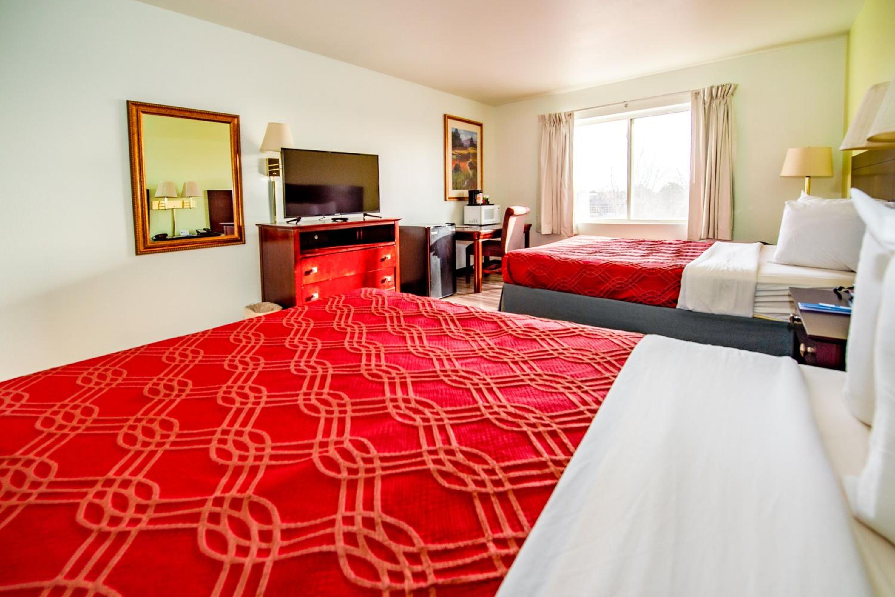 Superior Queen Room with Two Queen Beds - Non-Smoking - Photo 4