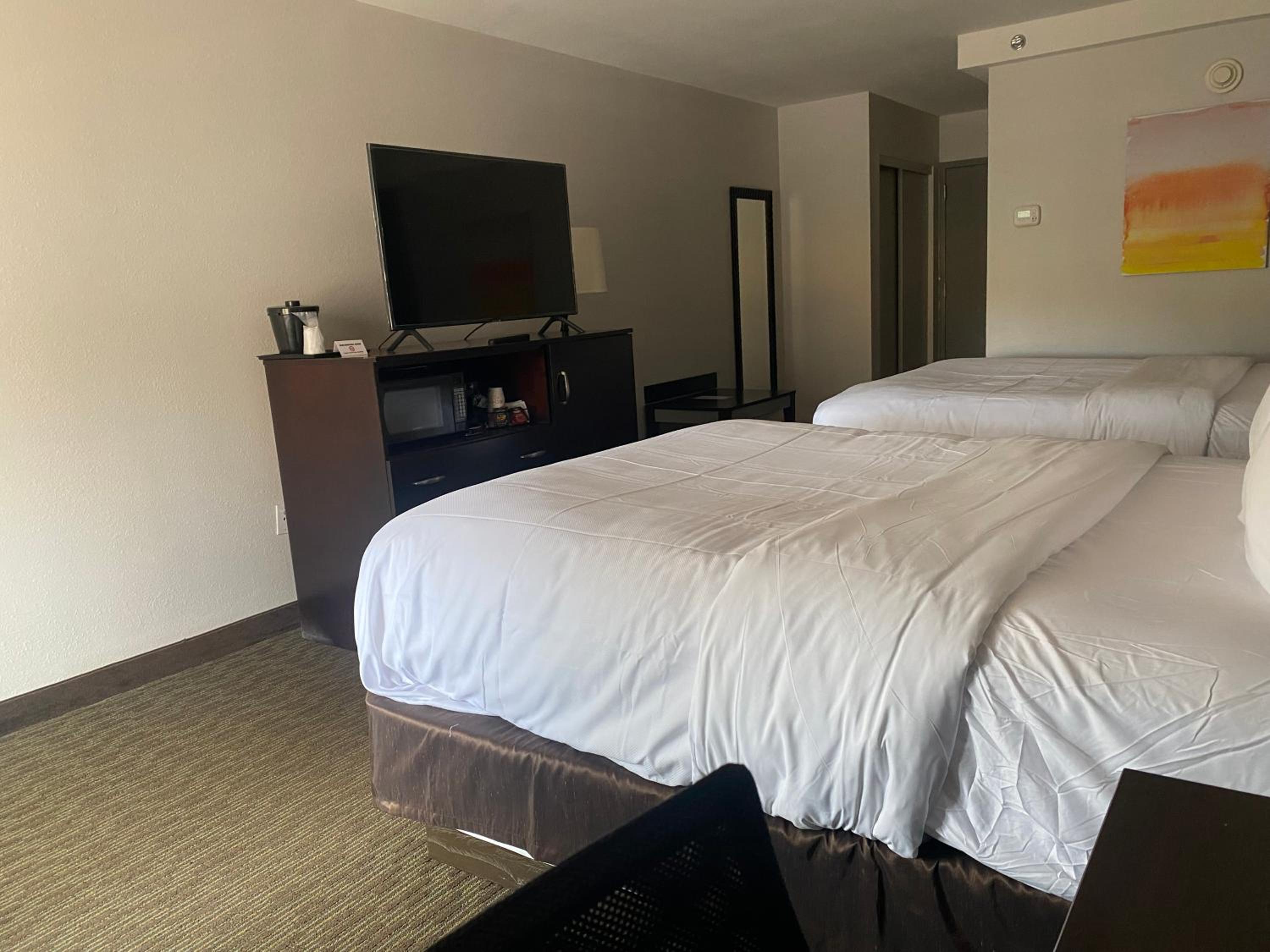 Standard Queen Room with Two Queen Beds - Non Smoking  - Photo 4