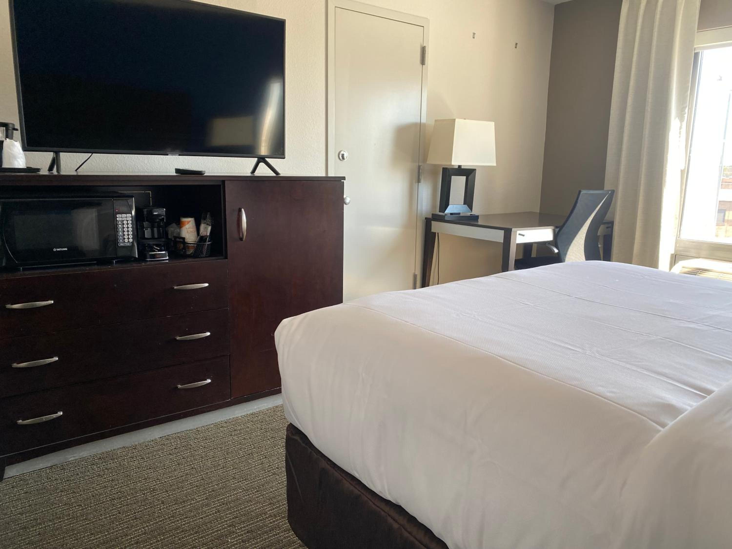 Queen Room - Accessible/Non Smoking - Photo 2
