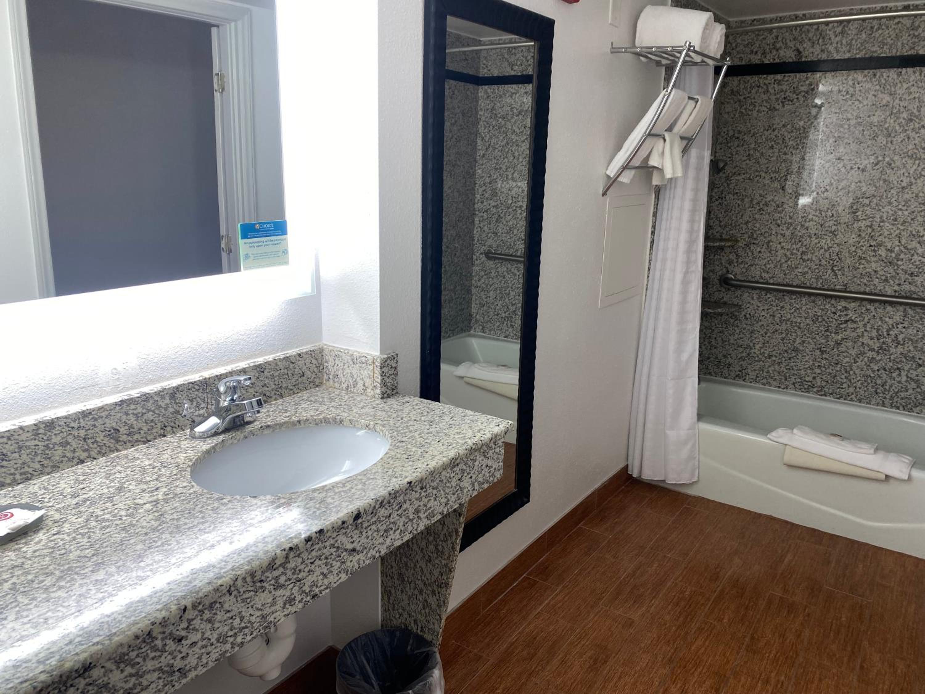 Queen Room - Accessible/Non Smoking - Photo 6