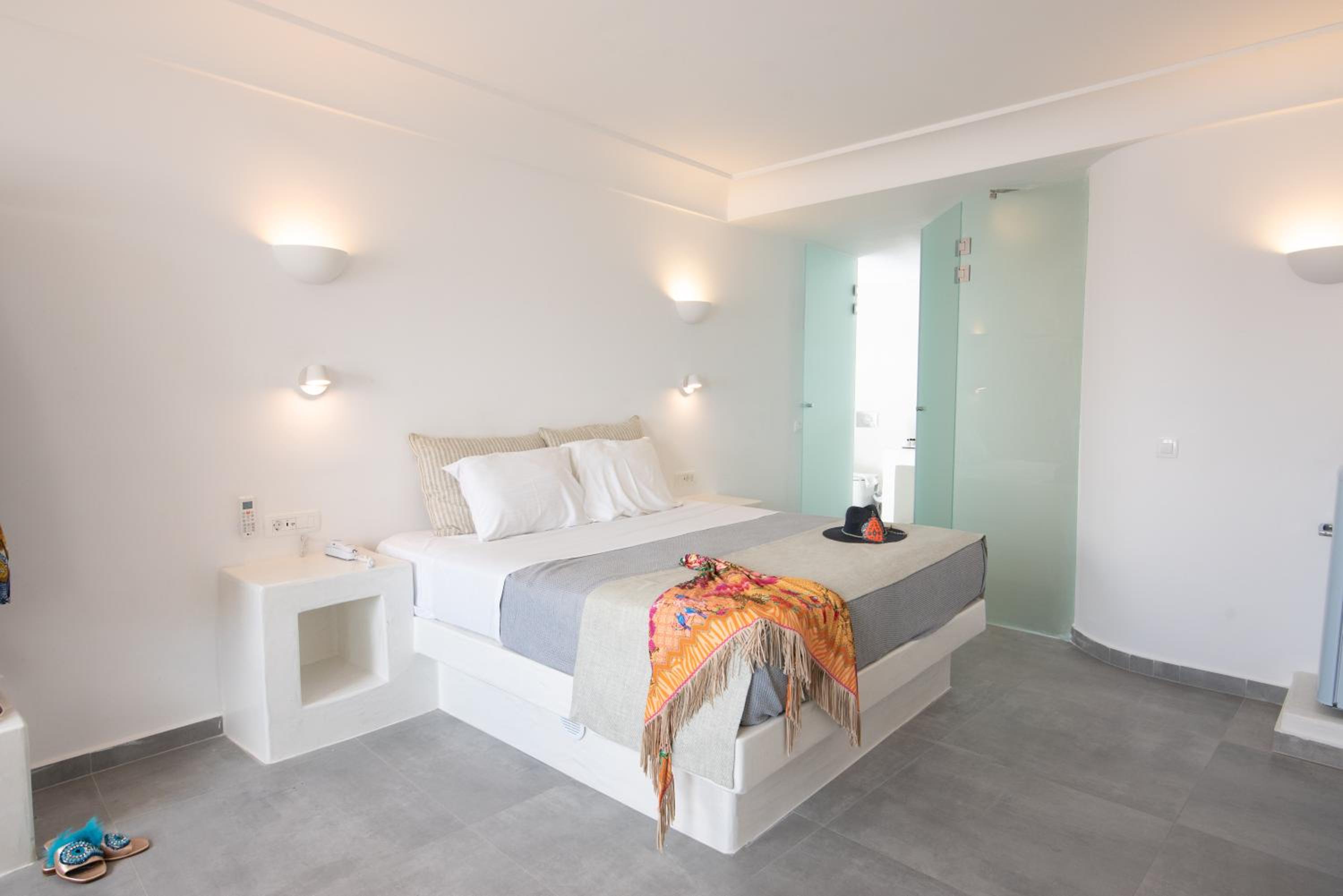 JUNIOR CAVE SUITE WITH CALDERA VIEW AND OUTDOOR JACUZZI 