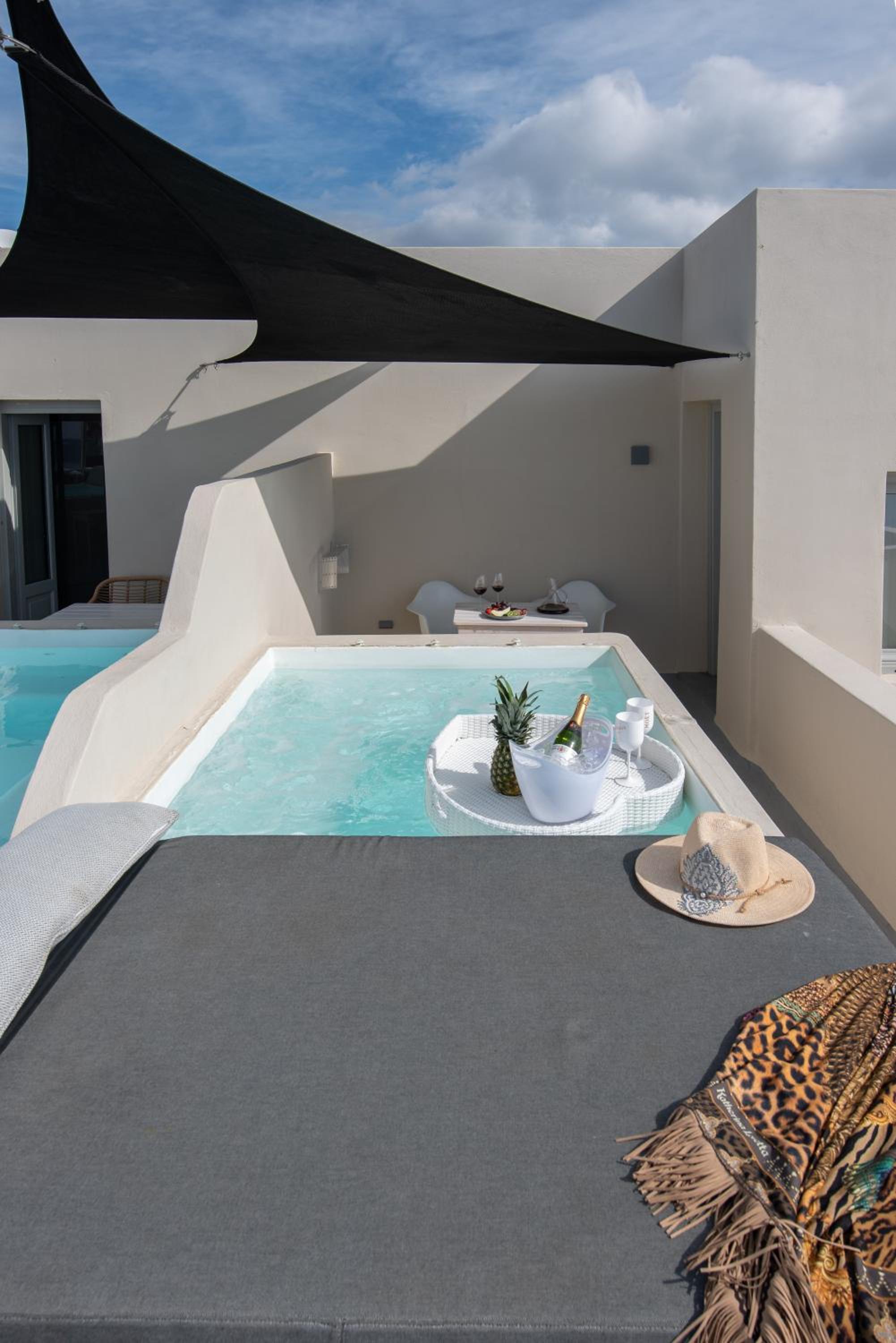 DELUXE CLIFF SUITE WITH CALDERA VIEW AND OUTDOOR JACUZZI photo 2