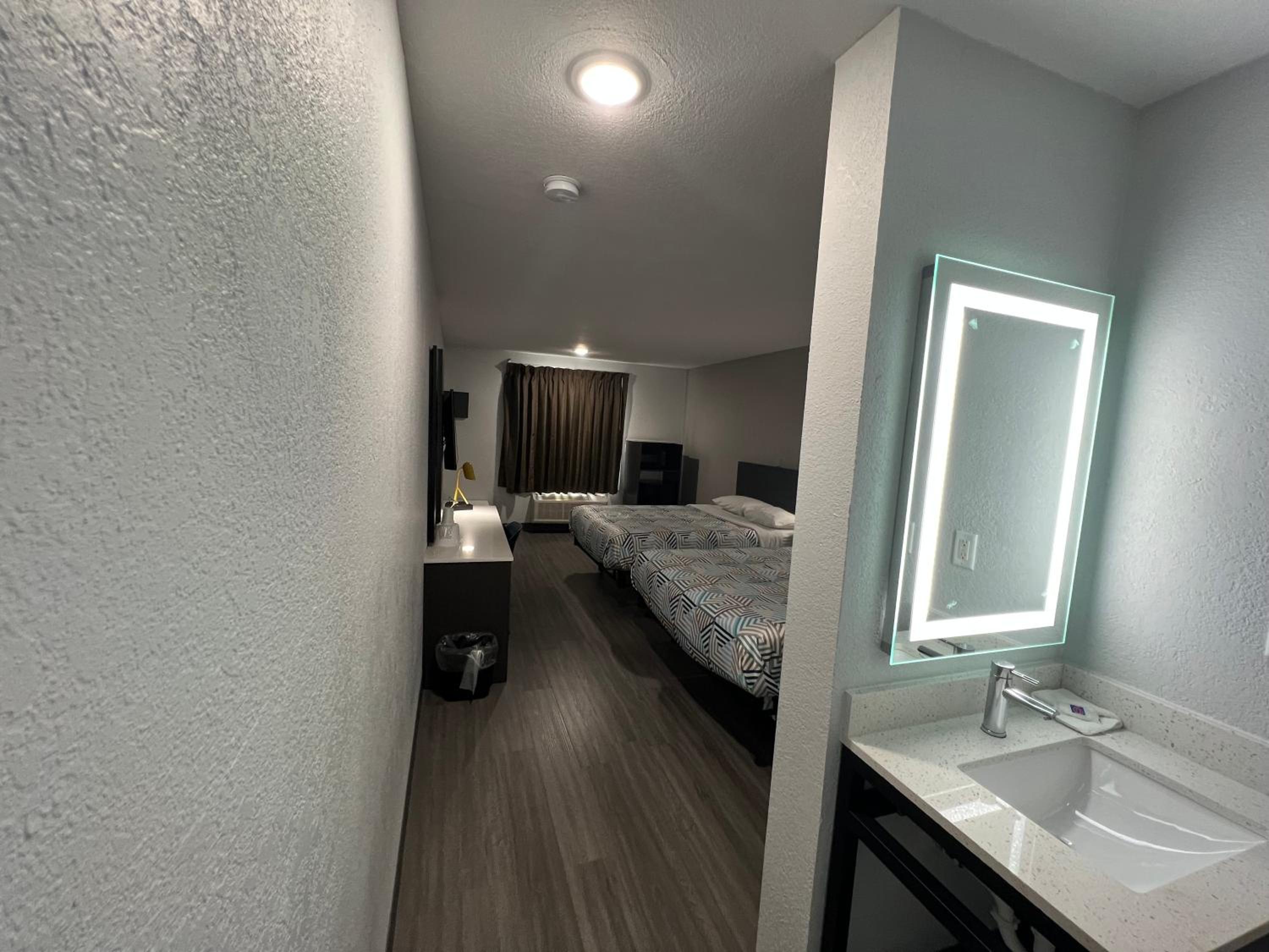Deluxe Queen Room with Two Queen Beds - Non-Smoking photo 3
