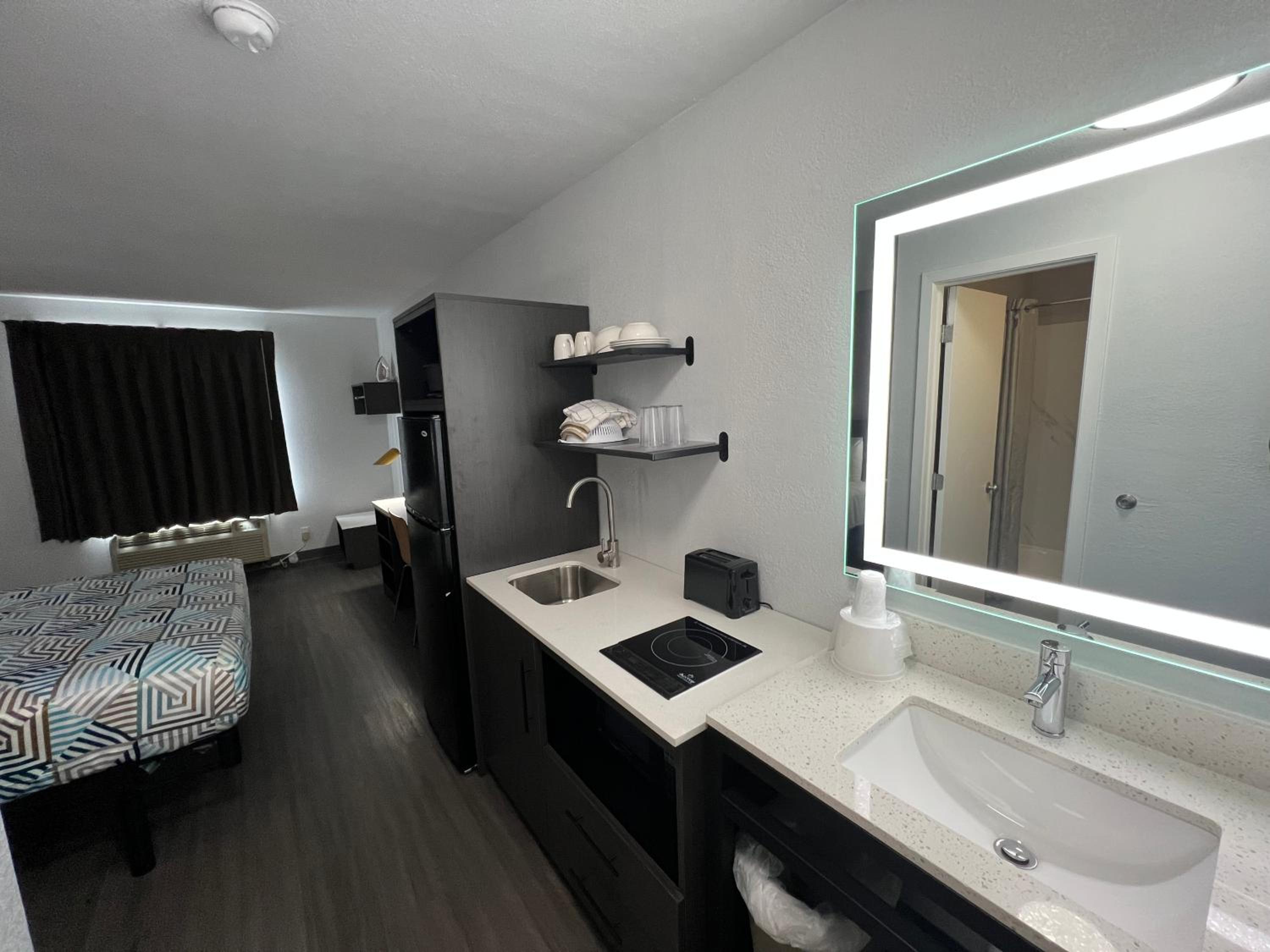 Deluxe Queen Room with Two Queen Beds - Non-Smoking - Photo 4