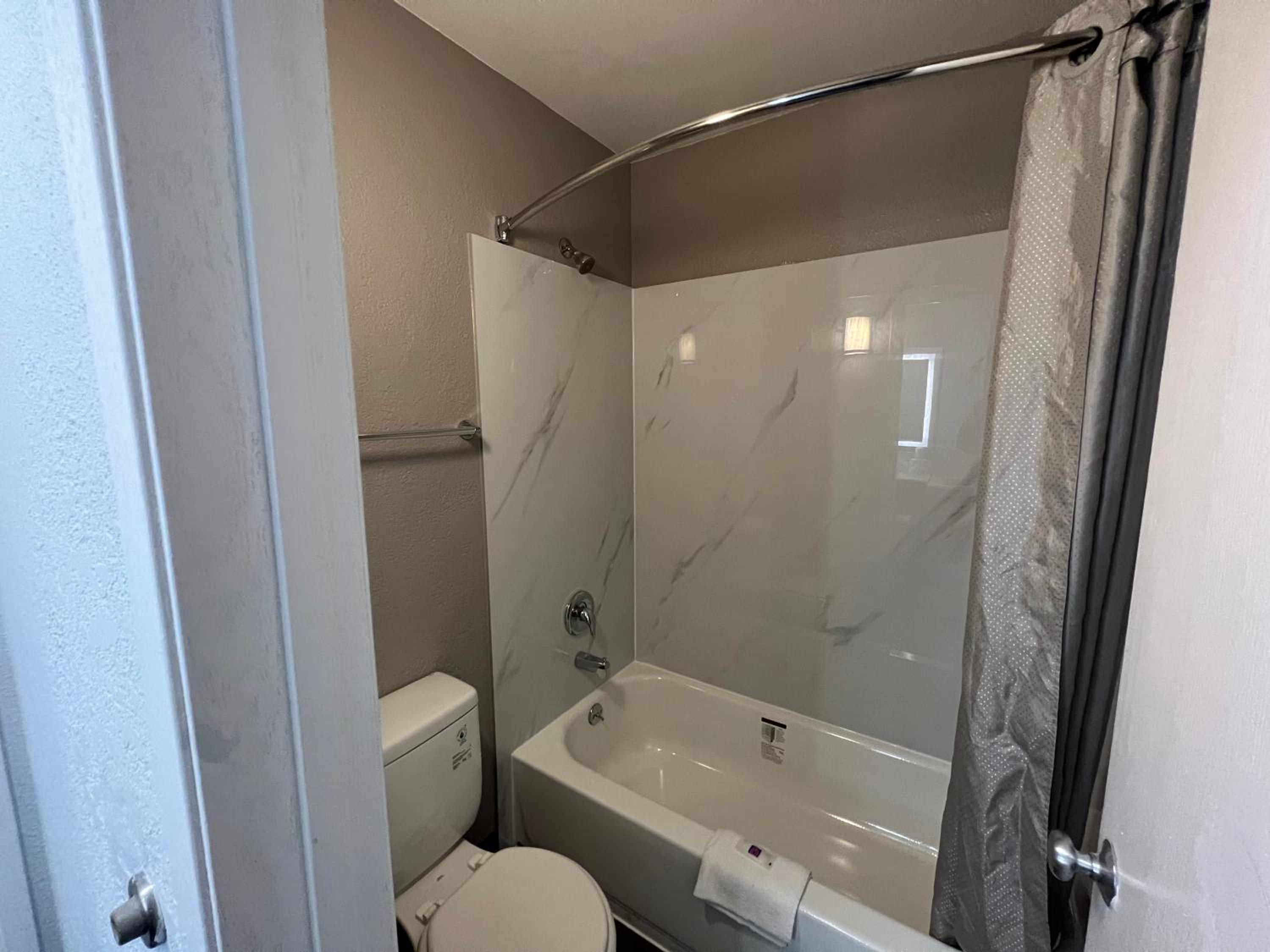 Deluxe Queen Room with Two Queen Beds - Non-Smoking - Photo 6