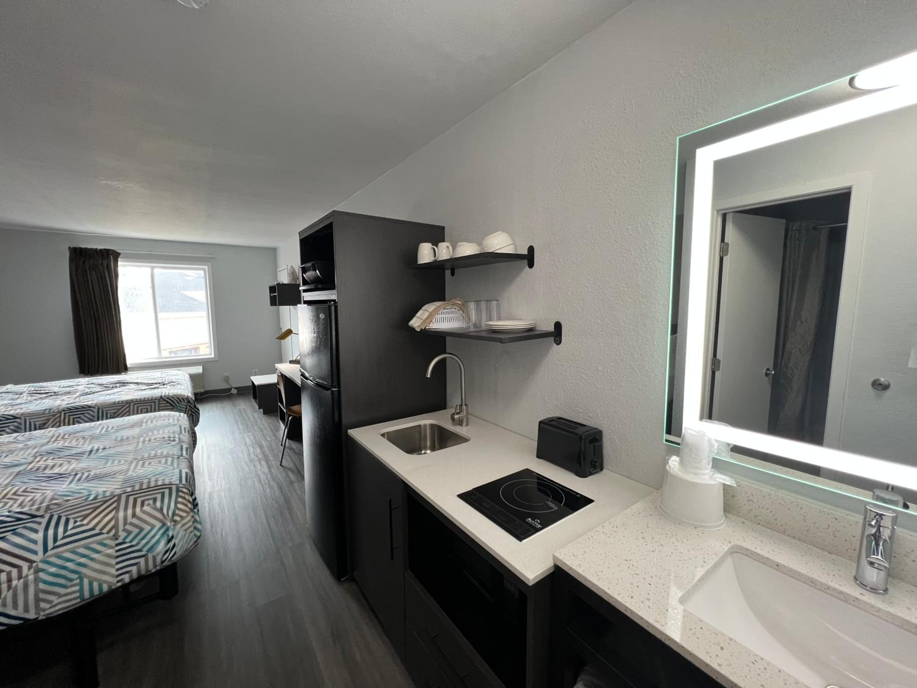 Deluxe Queen Room with Two Queen Beds - Non-Smoking - Photo 7