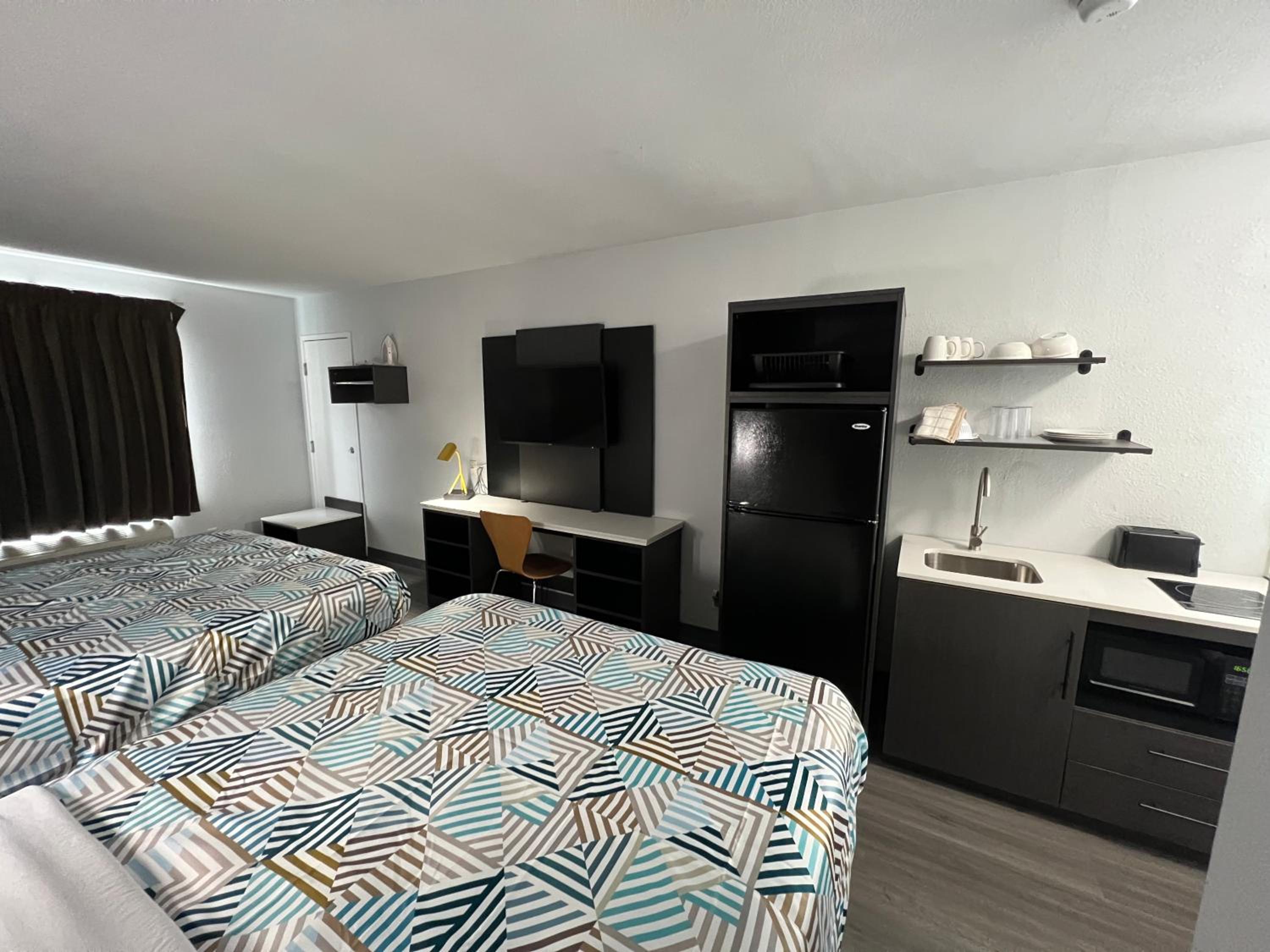 Deluxe Queen Room with Two Queen Beds - Non-Smoking - Photo 15