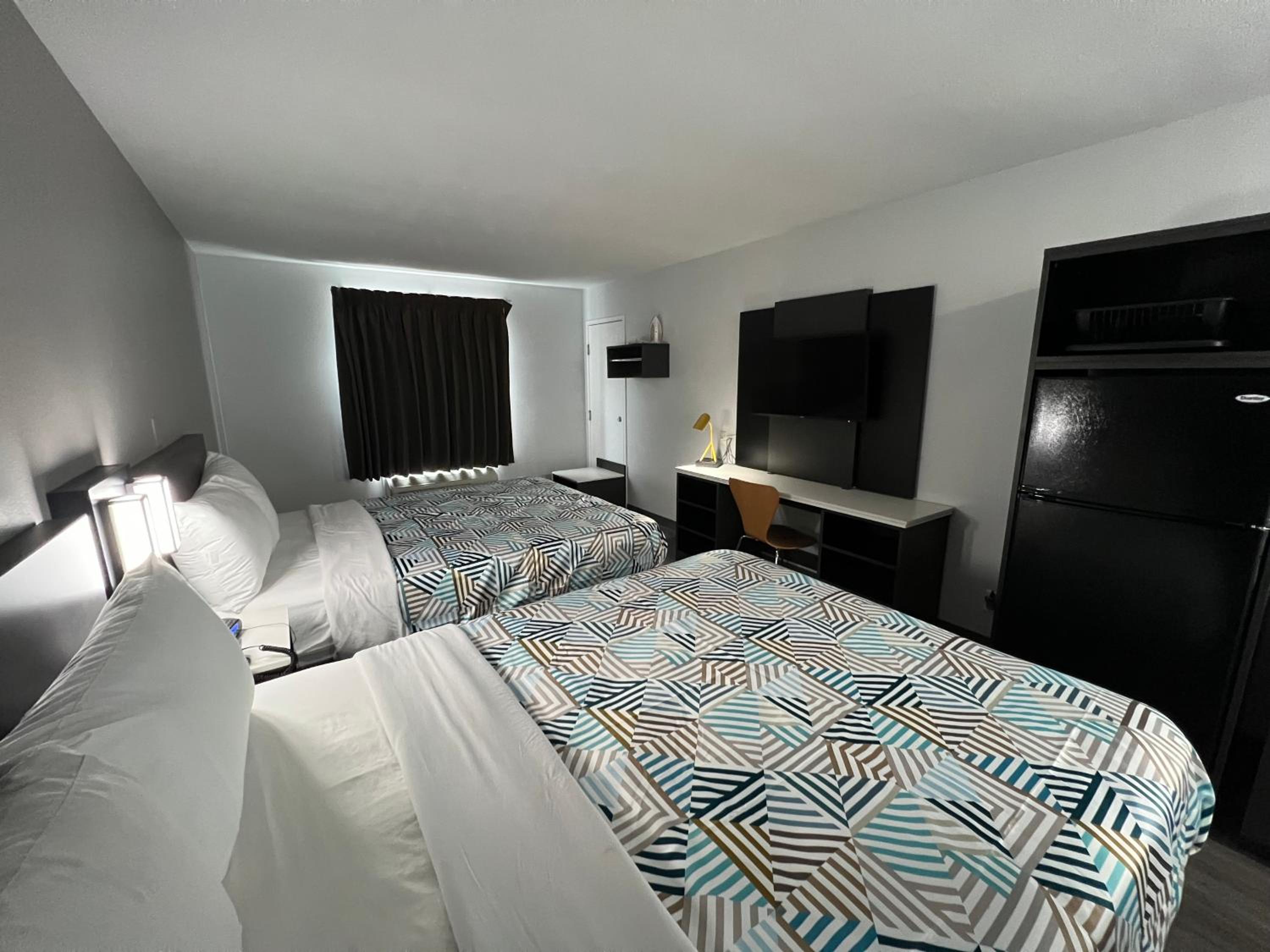 Deluxe Queen Room with Two Queen Beds - Non-Smoking - Photo 24