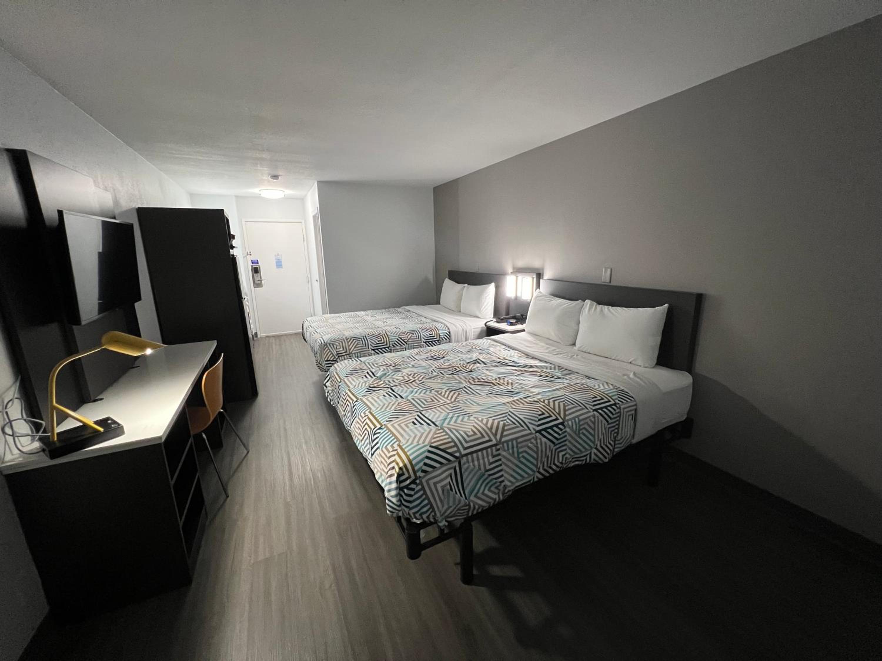 Deluxe Queen Room with Two Queen Beds - Non-Smoking - Photo 22