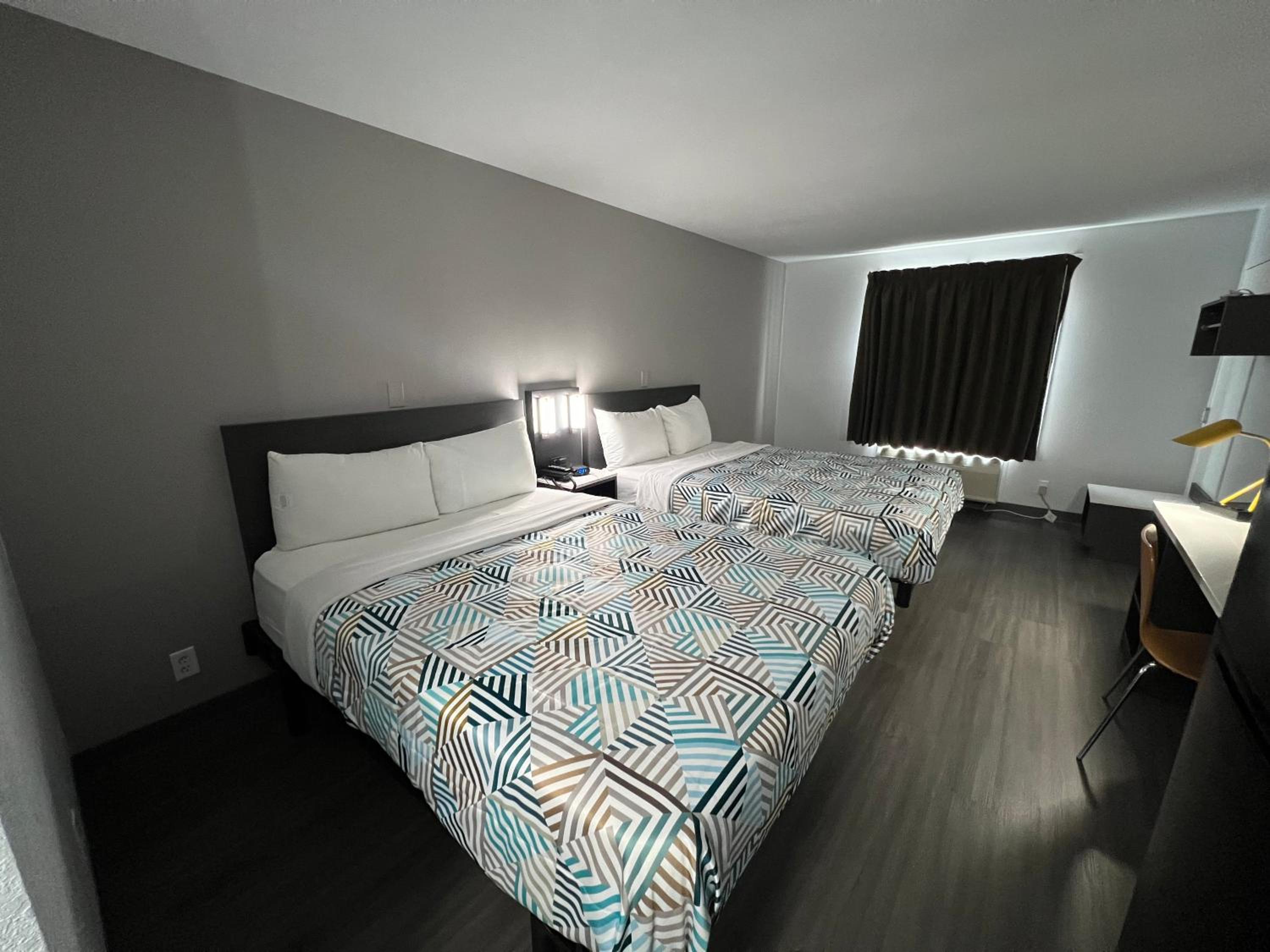 Deluxe Queen Room with Two Queen Beds - Non-Smoking - Photo 13