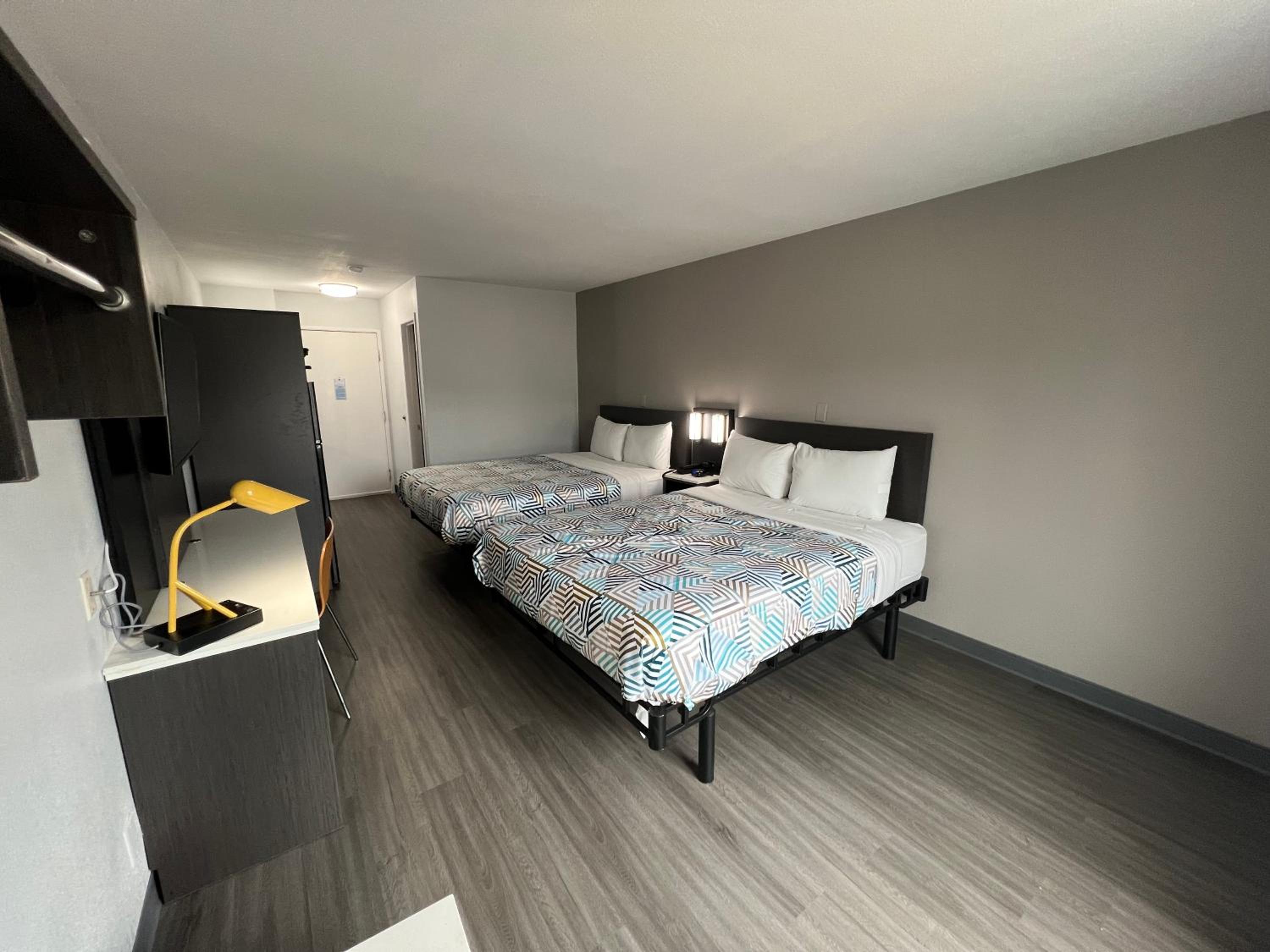 Deluxe Queen Room with Two Queen Beds - Non-Smoking - Photo 9