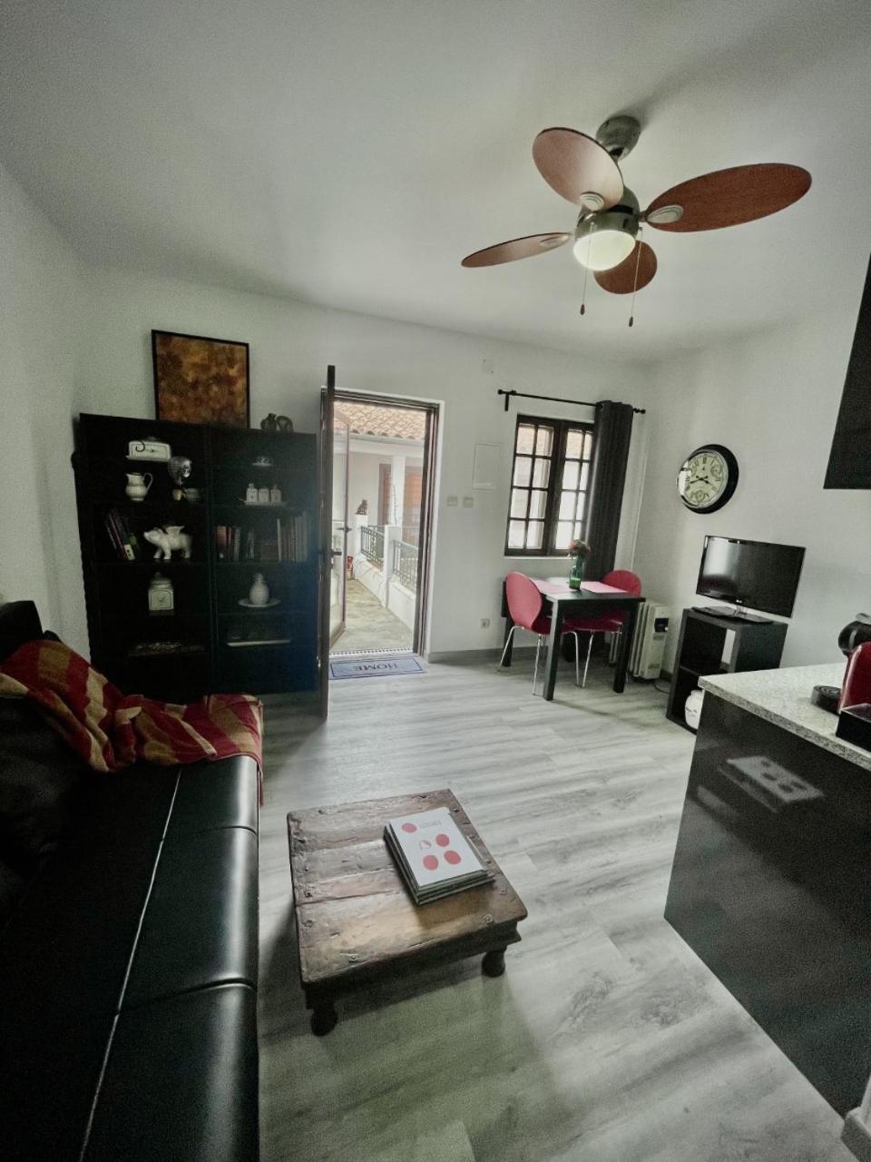 One-Bedroom House - Photo 39