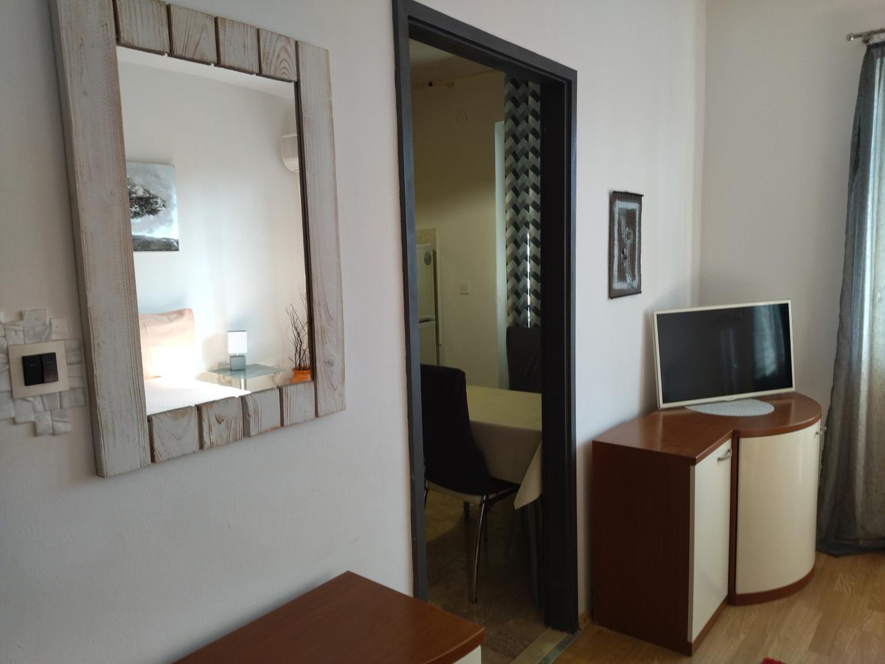 One-Bedroom Apartment - Photo 2
