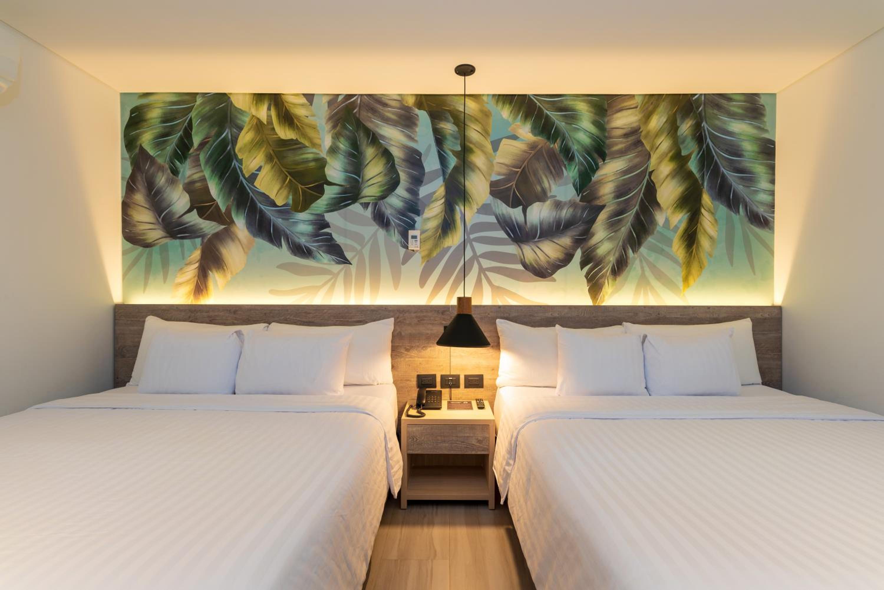 Standard Queen Room with Two Queen Beds photo 3