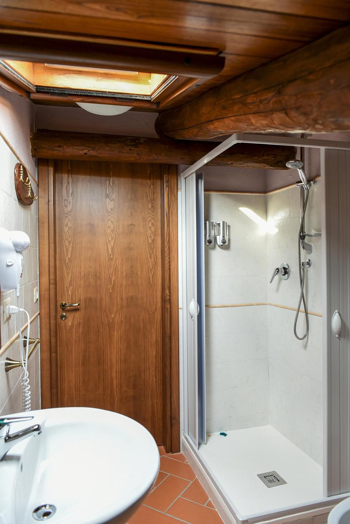 Single Room with Shared Bathroom photo 3