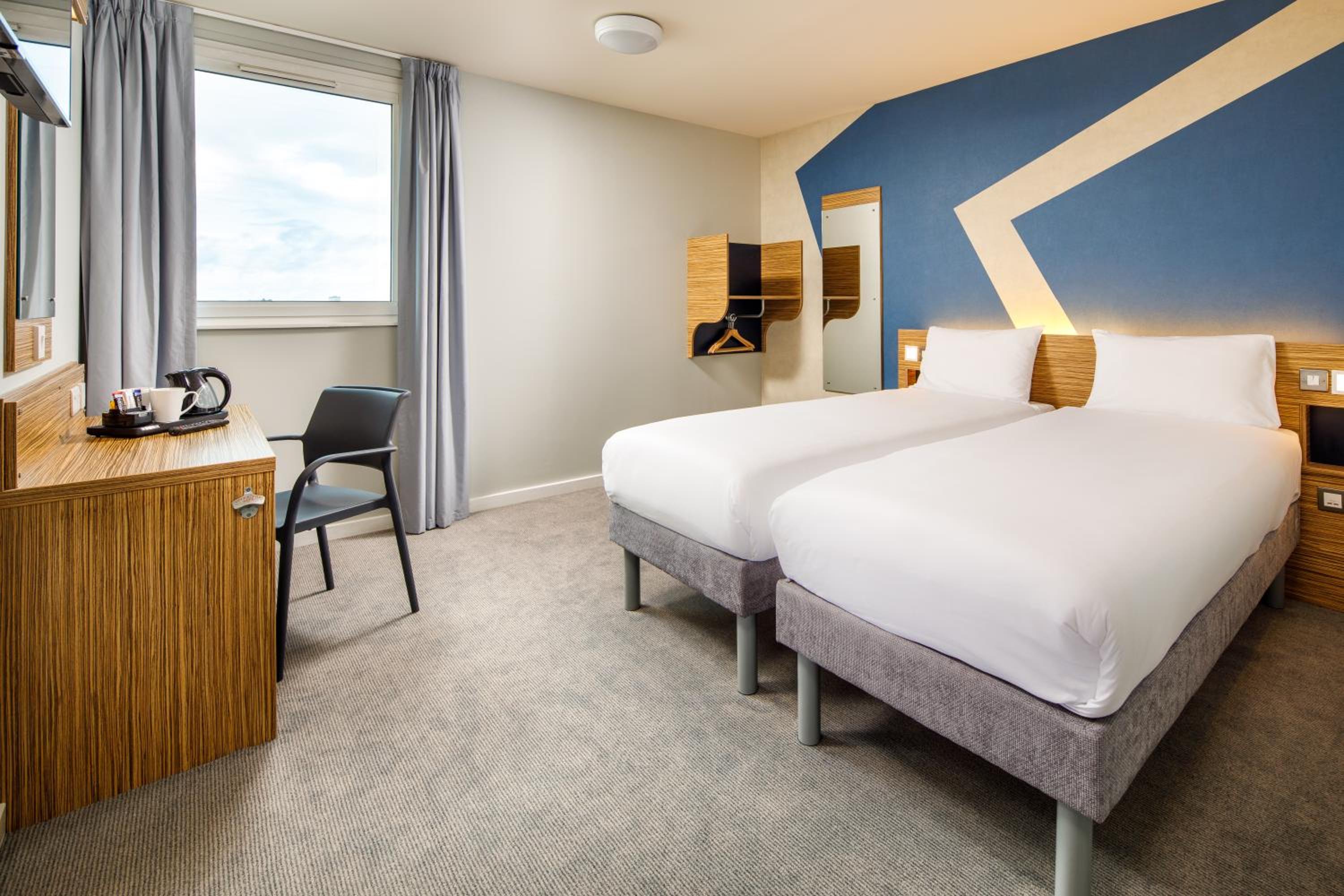 Accessible Room with Two Single Beds - Photo 4