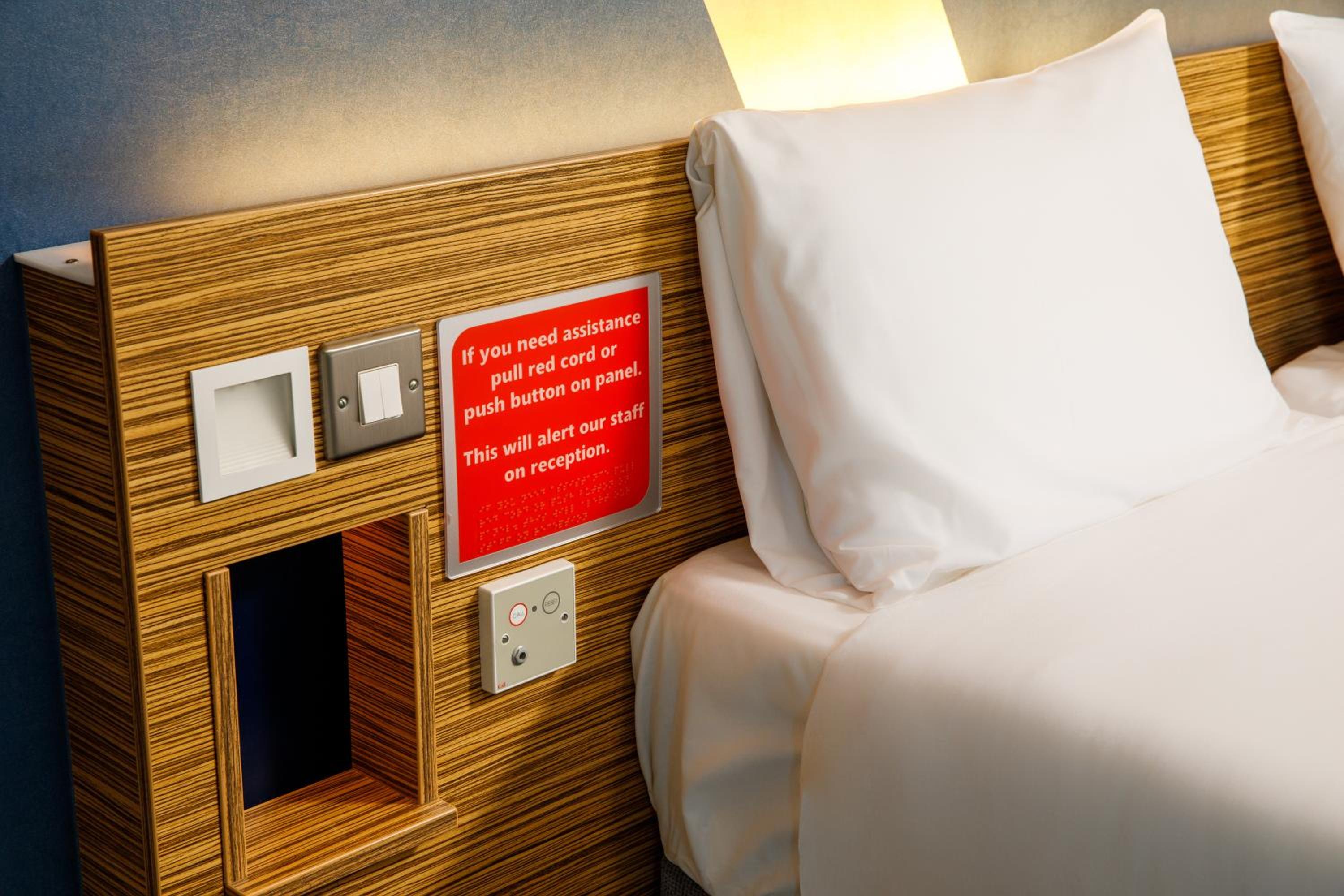 Accessible Room with Two Single Beds - Photo 2