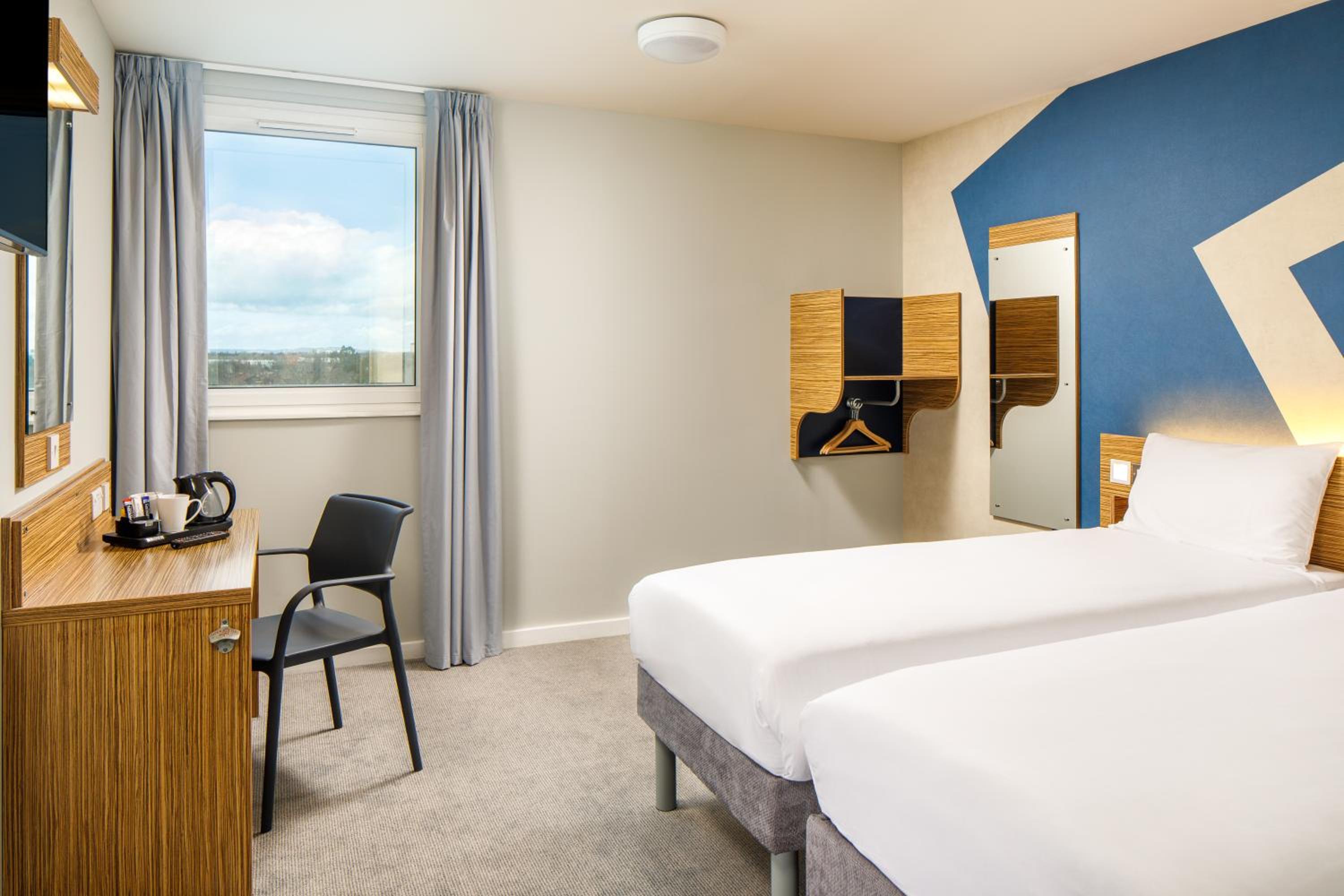 Accessible Room with Two Single Beds - Photo 1