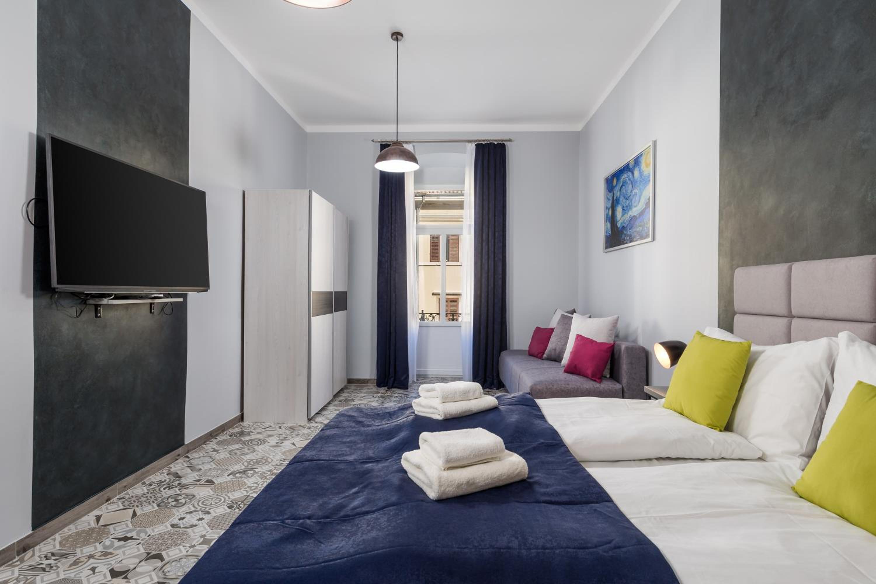 Apartment with Balcony - Photo 4