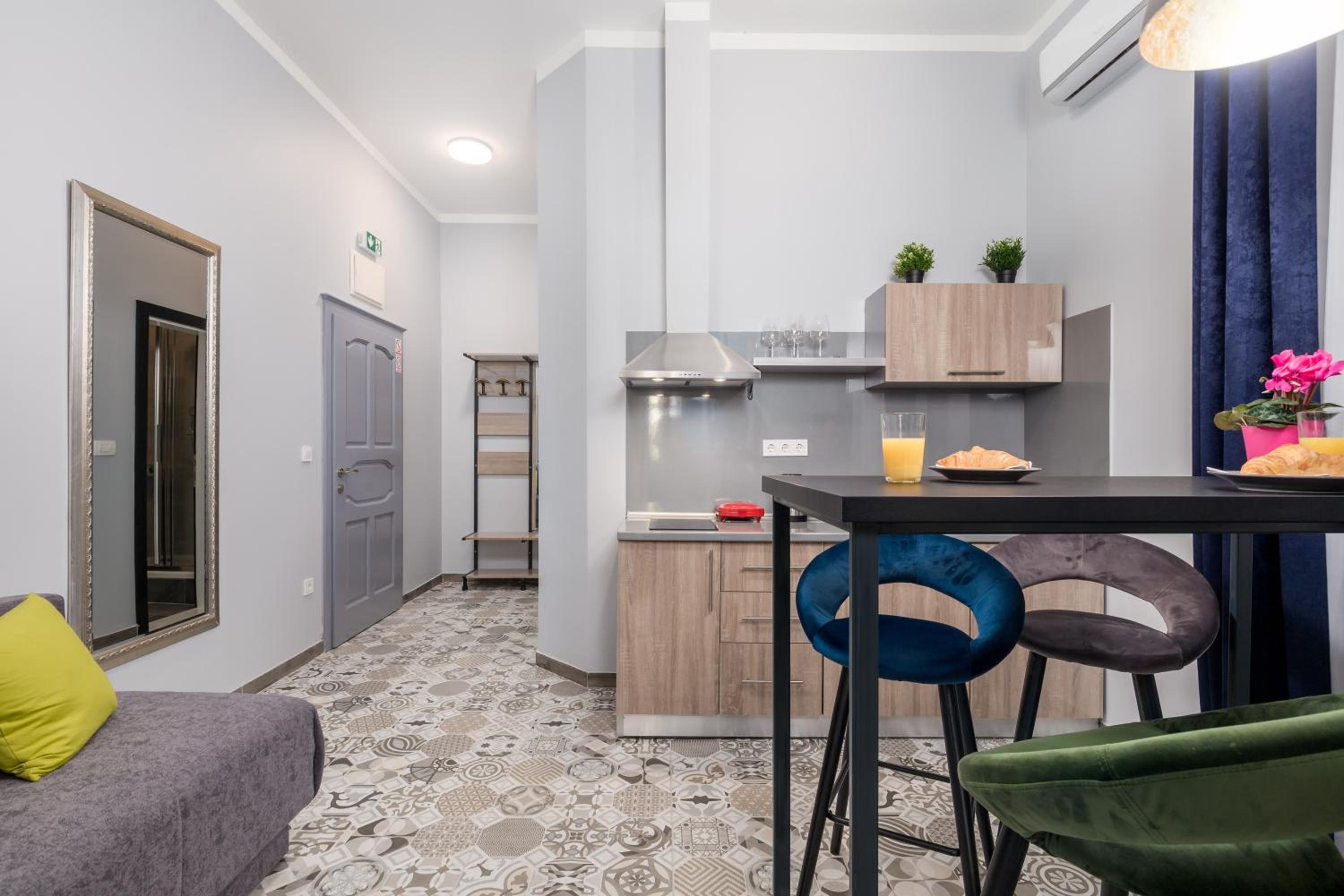 Apartment with Balcony - Photo 10