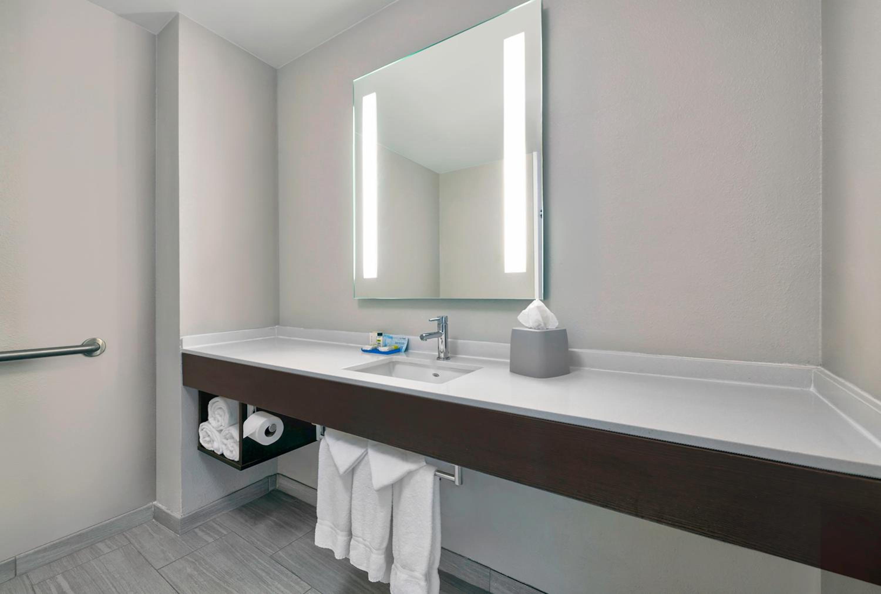 King Room - Mobility Access/Hearing Accessible - Photo 2