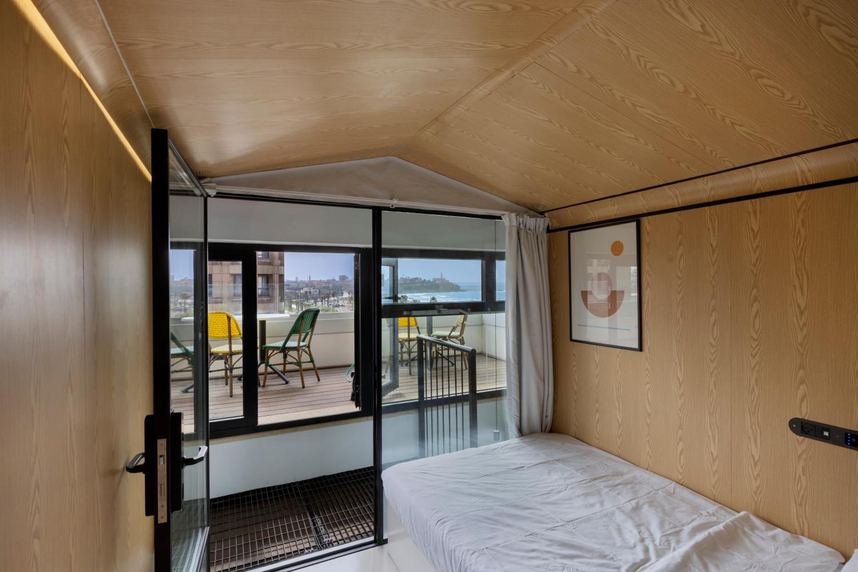 Double Tall Sea View Balcony Pod - Photo 3