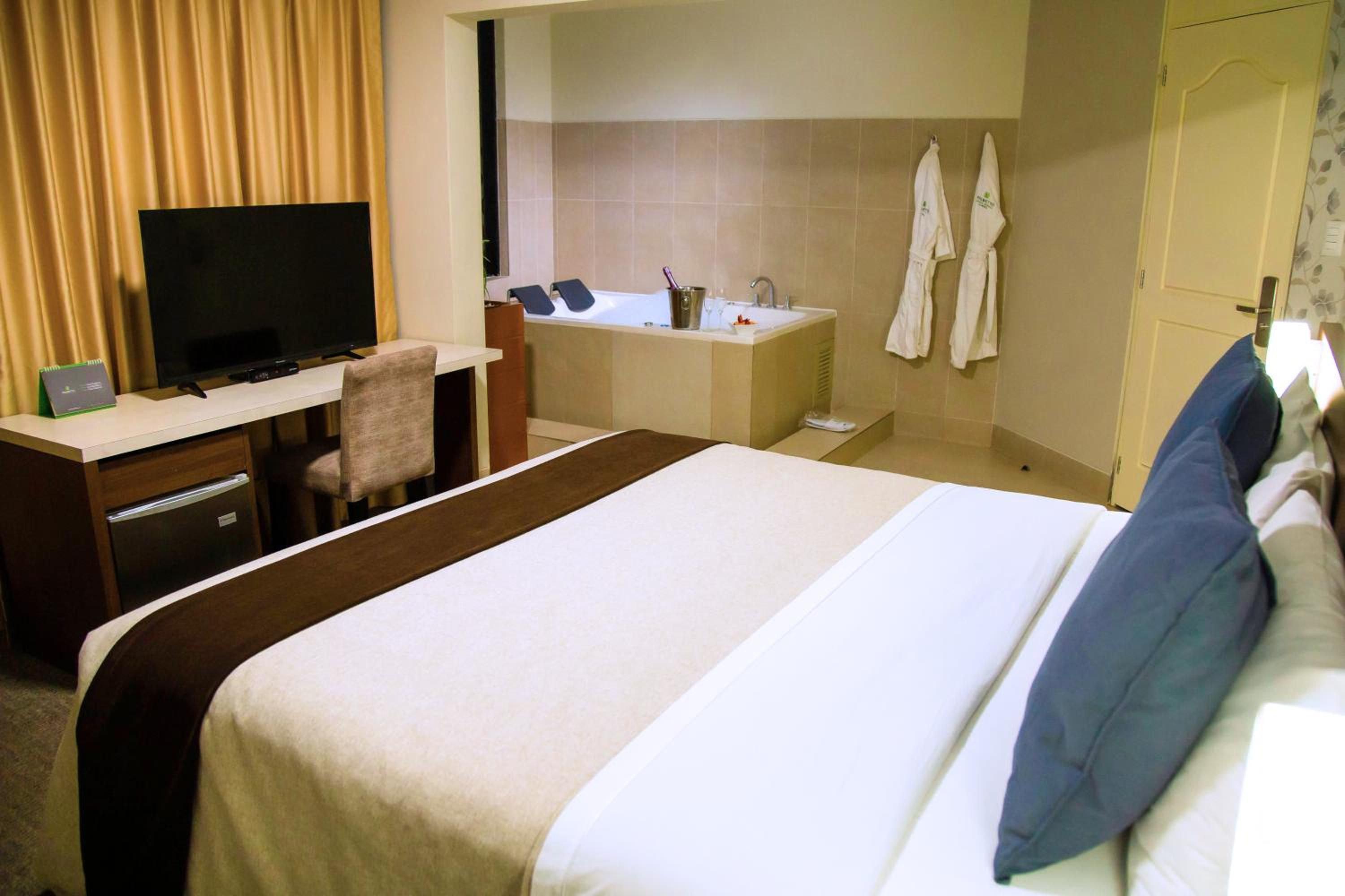Suite with Spa Bath photo 3