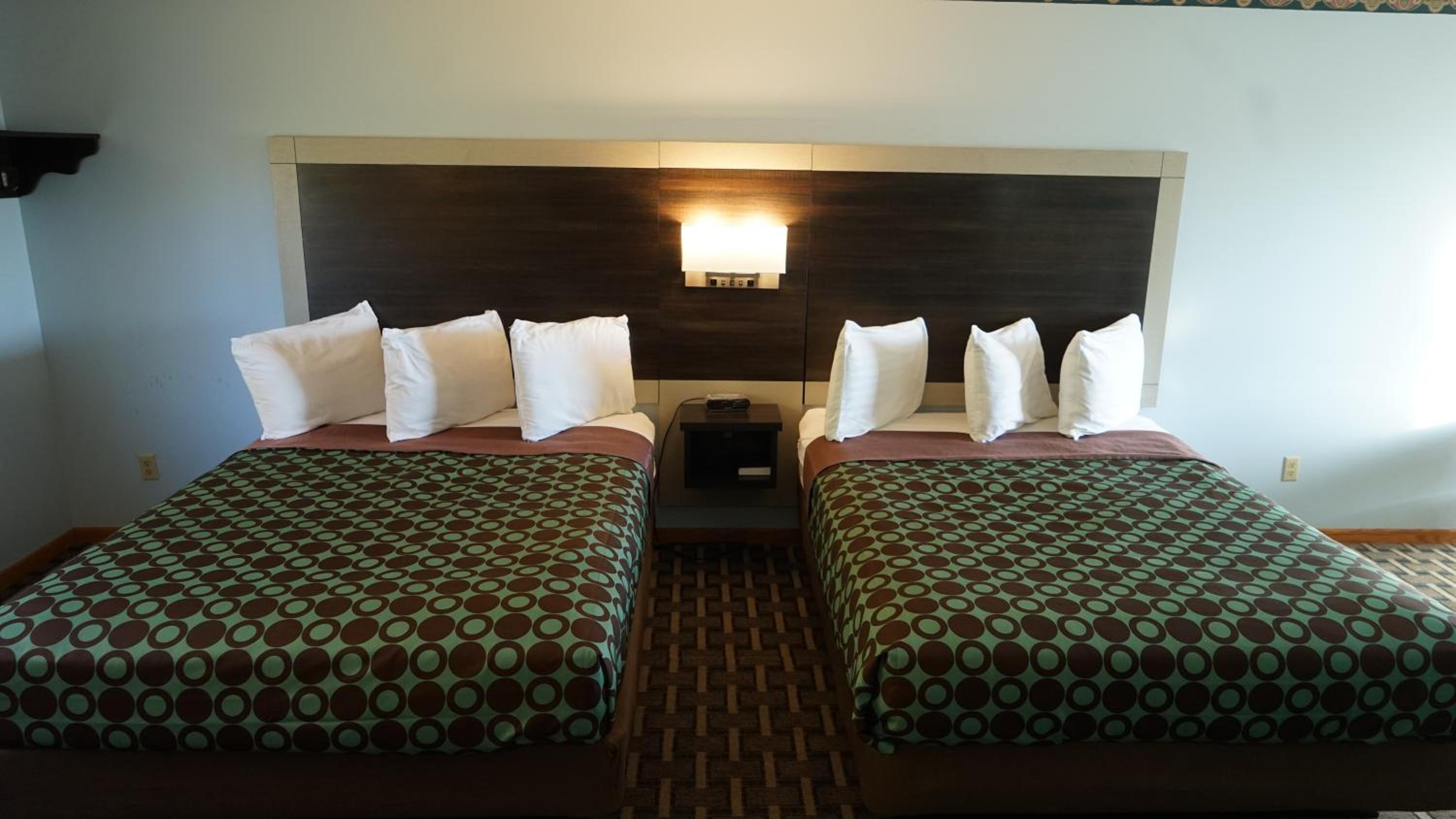 Standard Queen Room with Two Queen Beds - Smoking photo 1