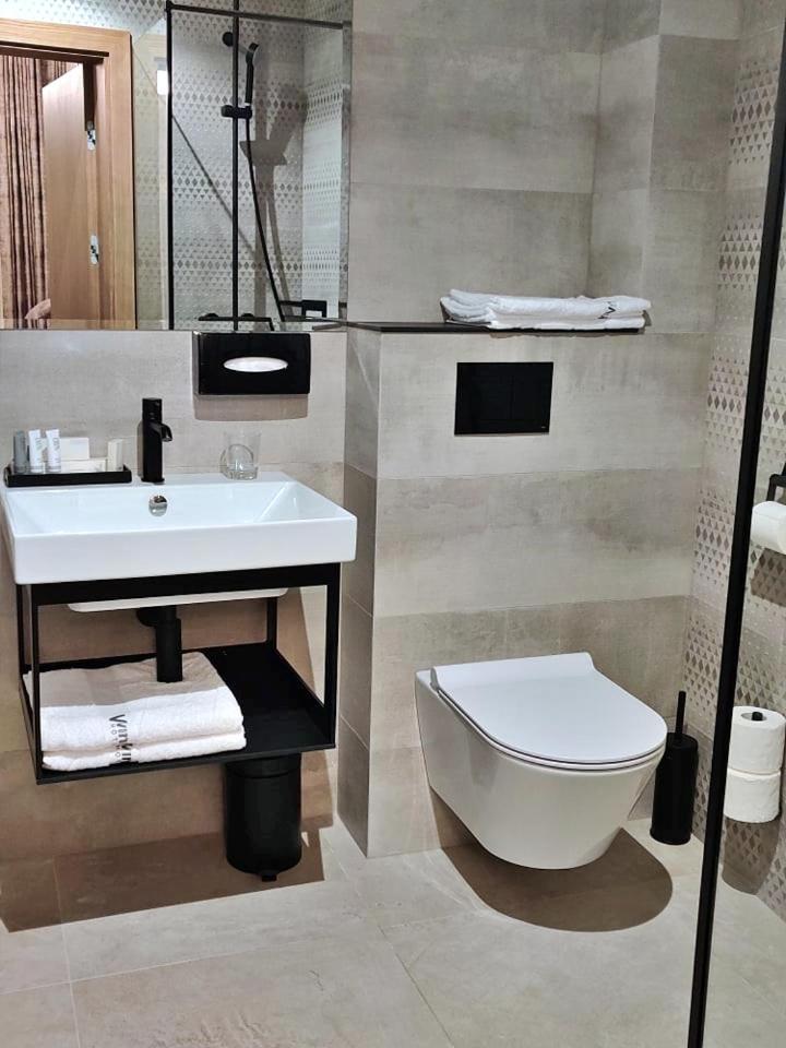Double Room - Photo 11