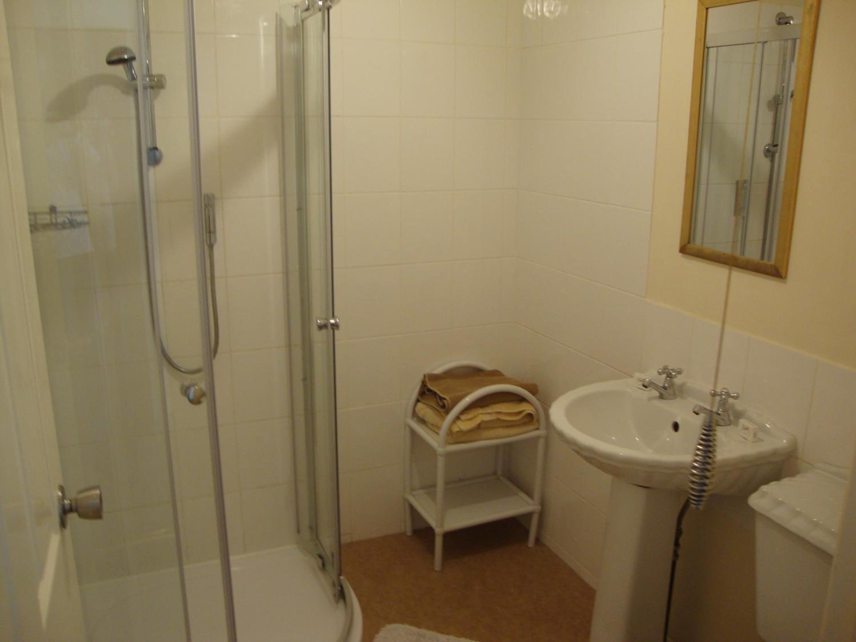 Twin Room with Private Bathroom - Photo 6