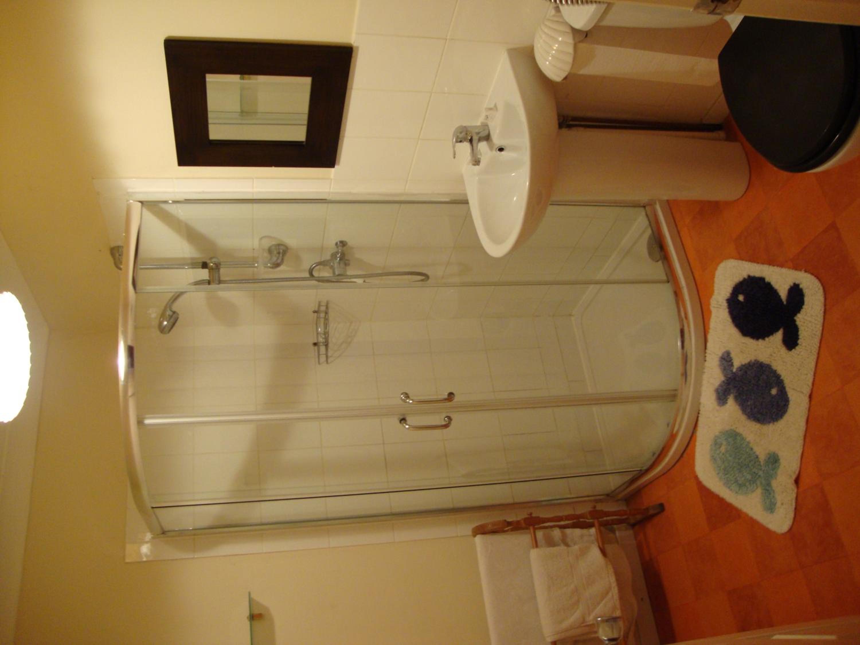 Twin Room with Private Bathroom - Photo 4