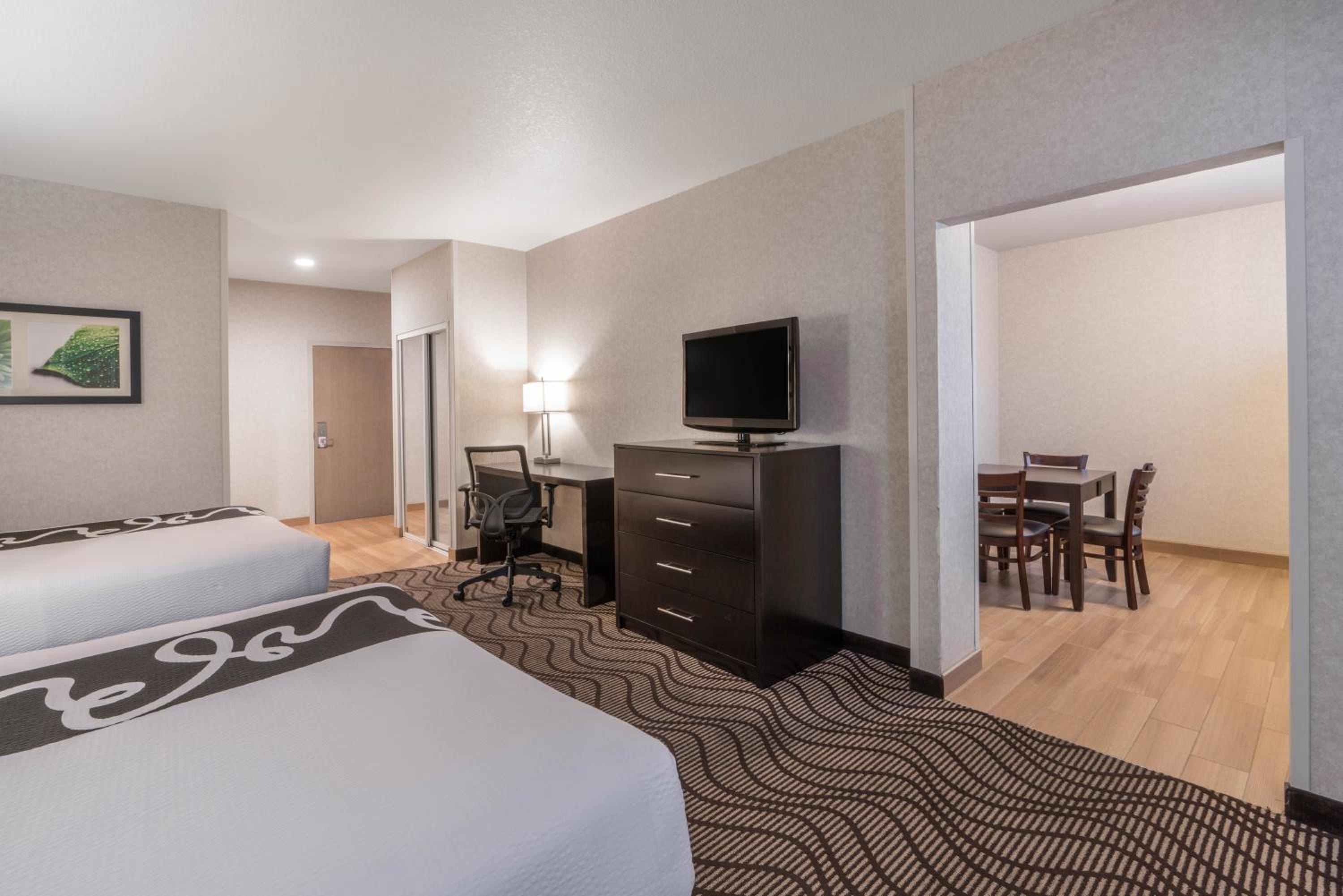 Deluxe Queen Room with Two Queen Beds - Photo 3