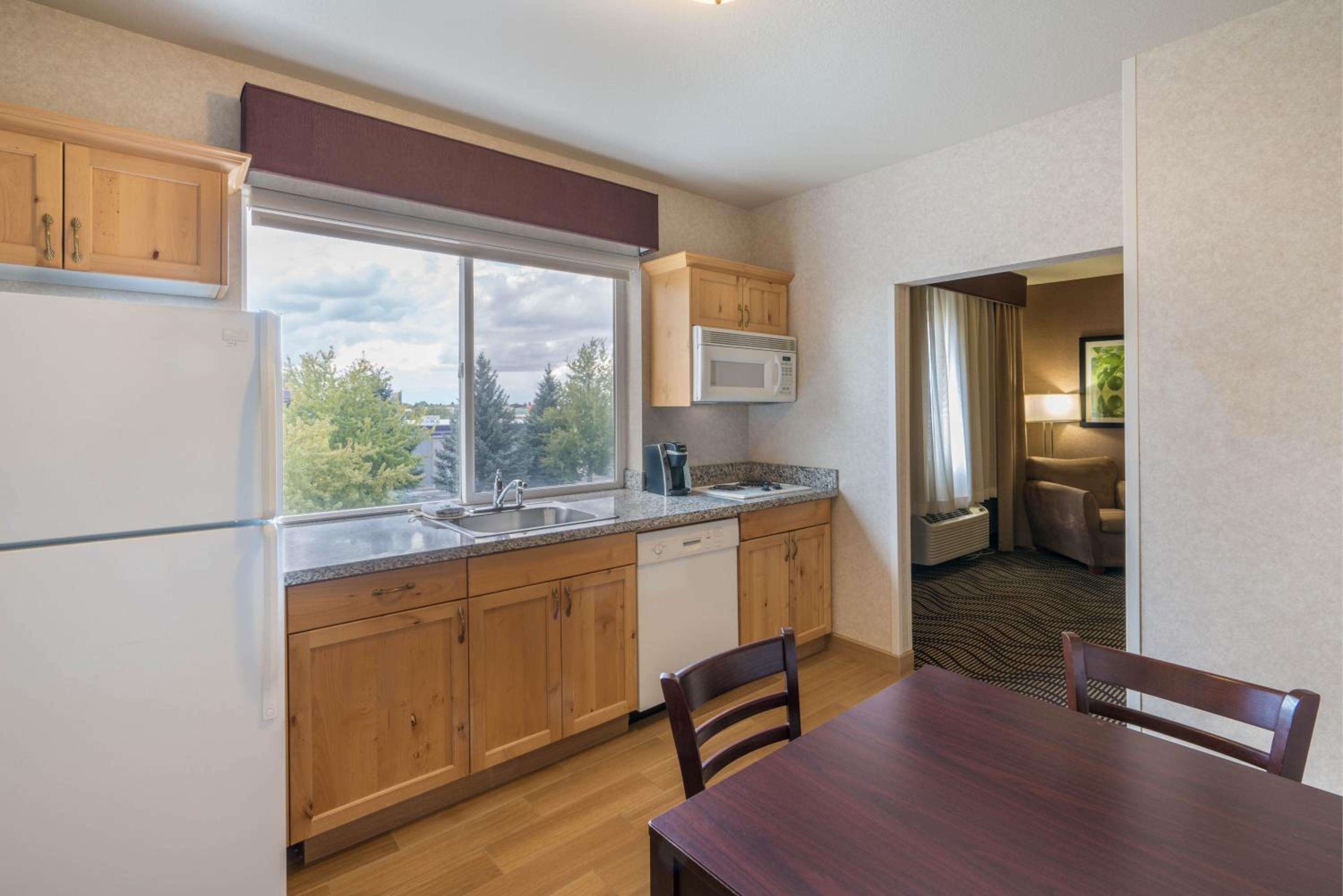 Deluxe Queen Room with Two Queen Beds - Photo 4