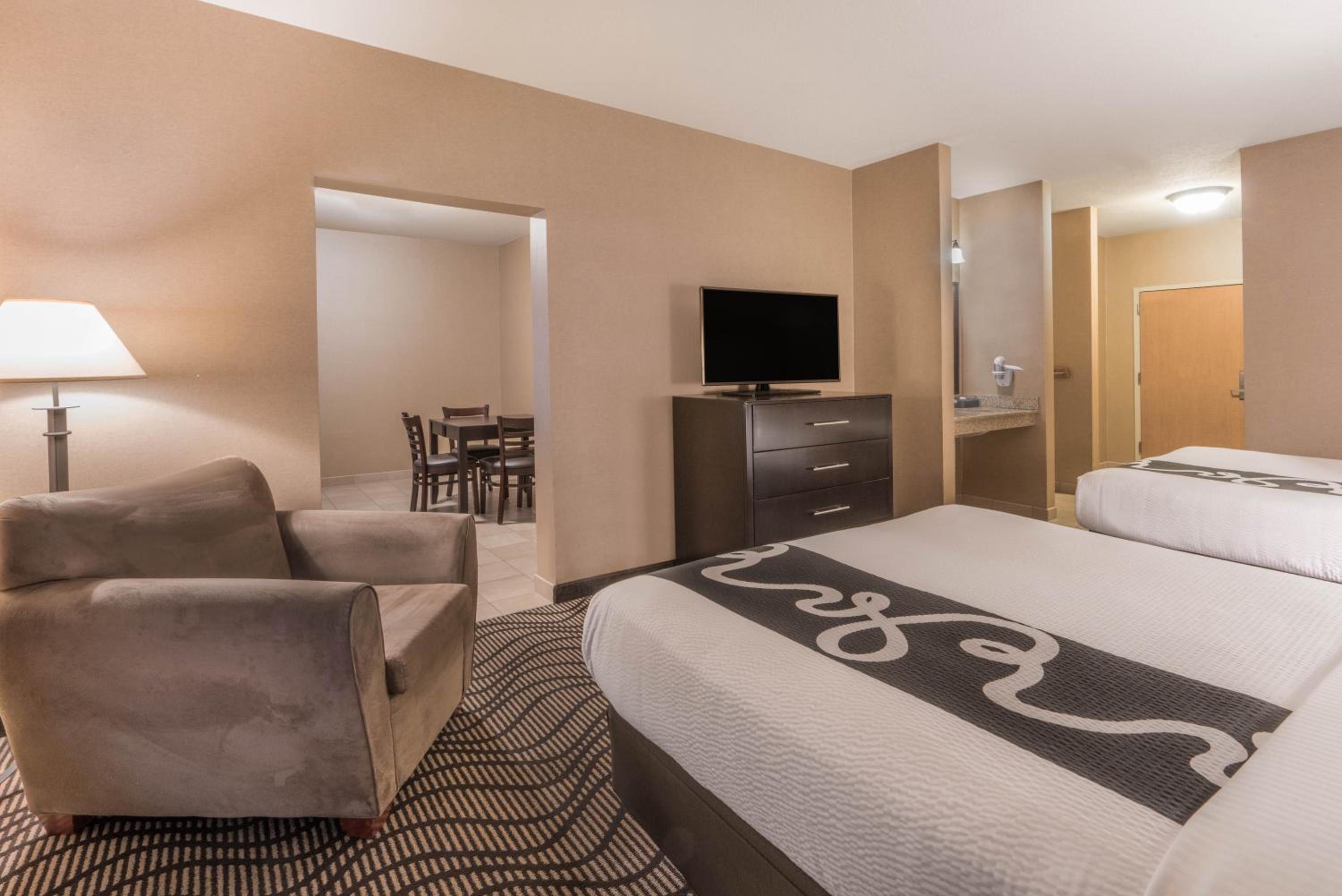 Deluxe Queen Room with Two Queen Beds - Photo 5