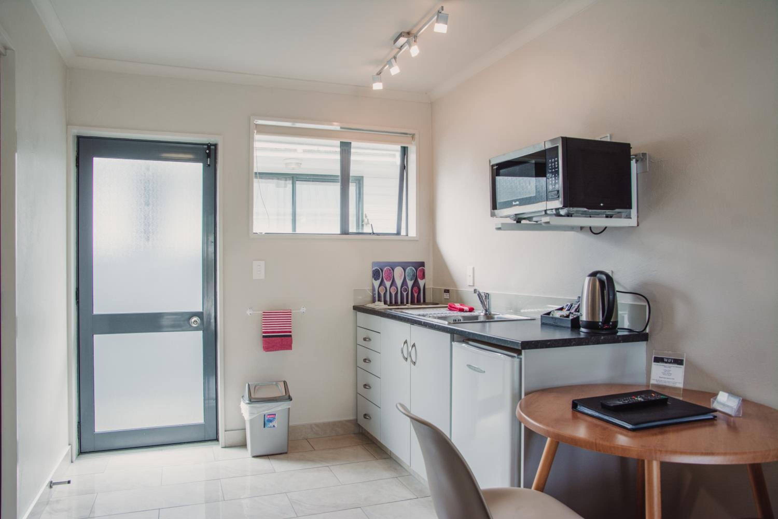 King Studio with Kitchen - Photo 4