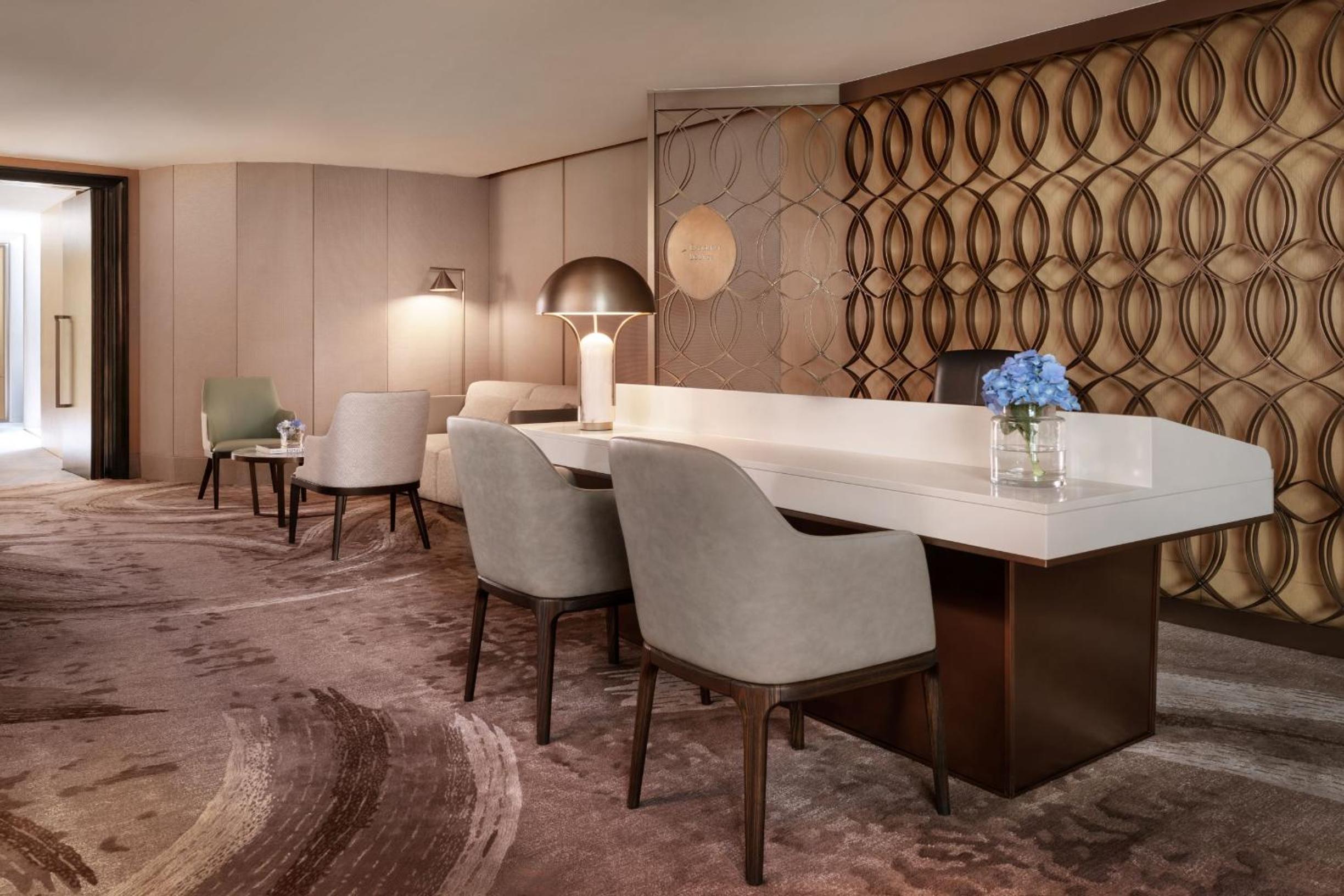 Luxury Executive Terrace Room - 1 King Size Bed, Lounge Access, Private Terrace with heated Jacuzzi photo 3