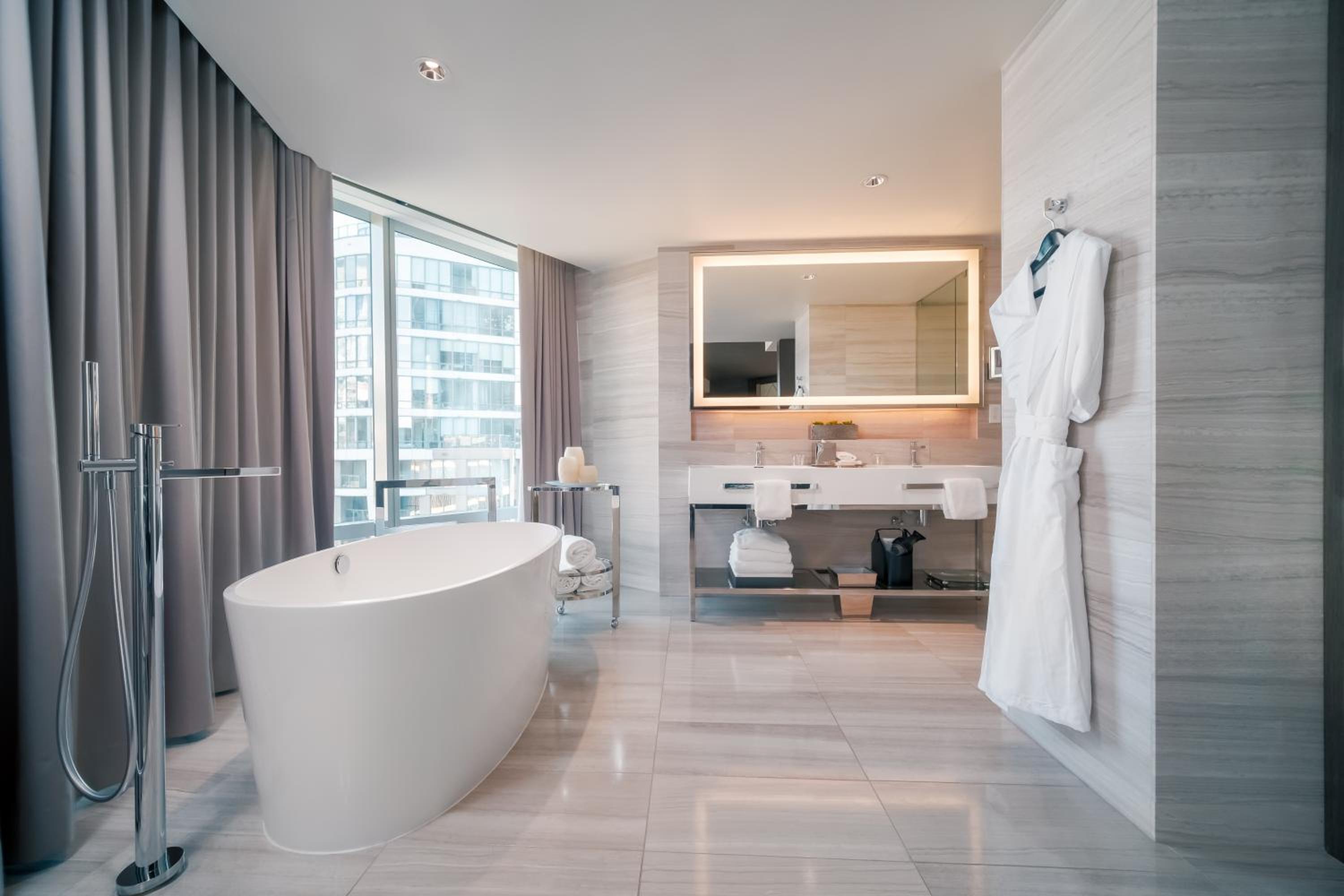 Paradox Signature King with Balcony and Spa Bath photo 3