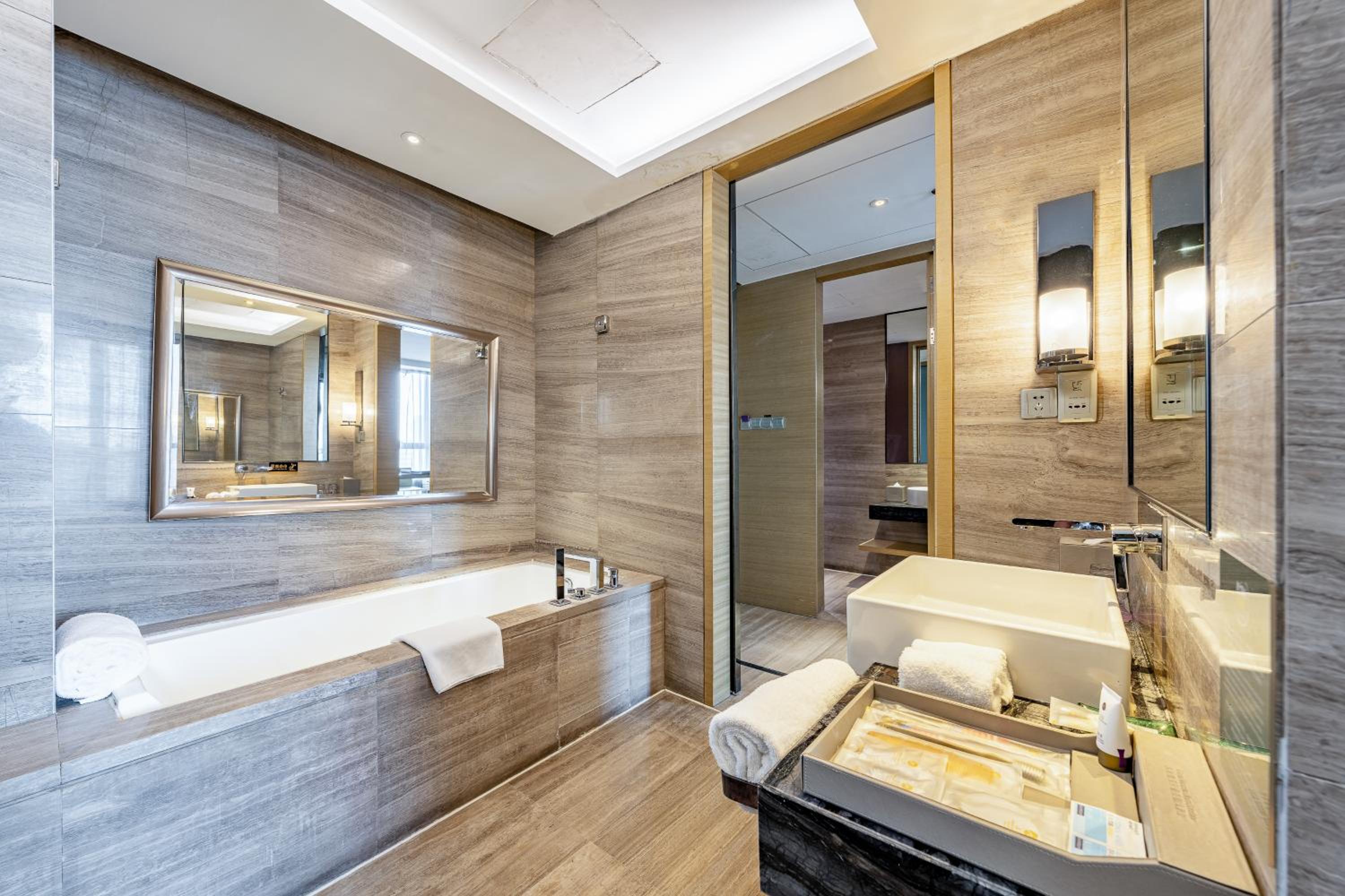 Deluxe King Room - Photo 5