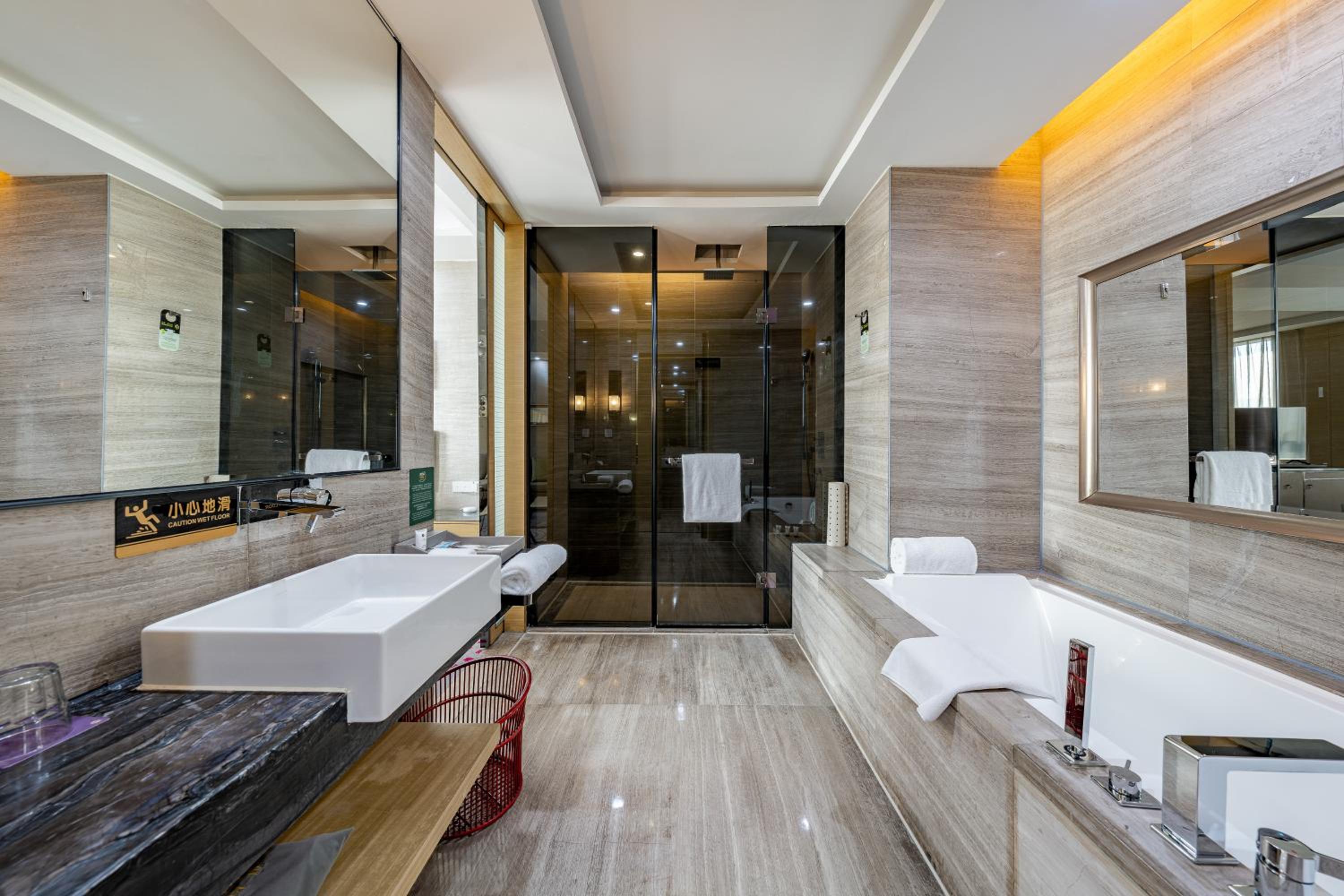 Deluxe King Room - Photo 4
