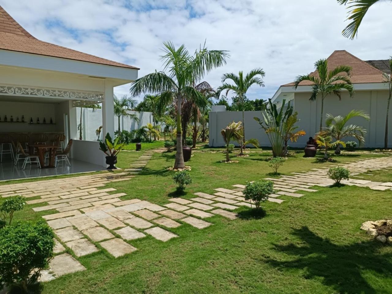 Three-Bedroom Villa with Private Pool - Photo 7