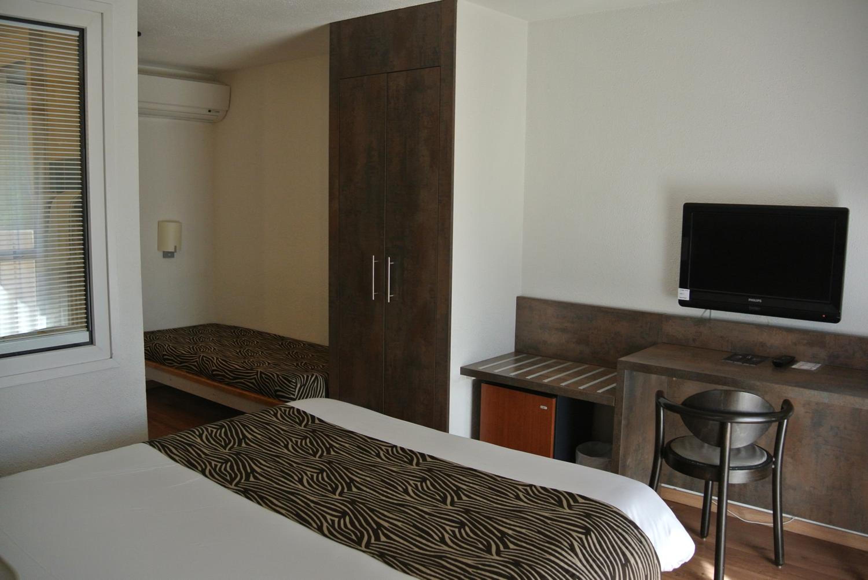 Connecting Room (2 Adults + 4 Children) photo 2