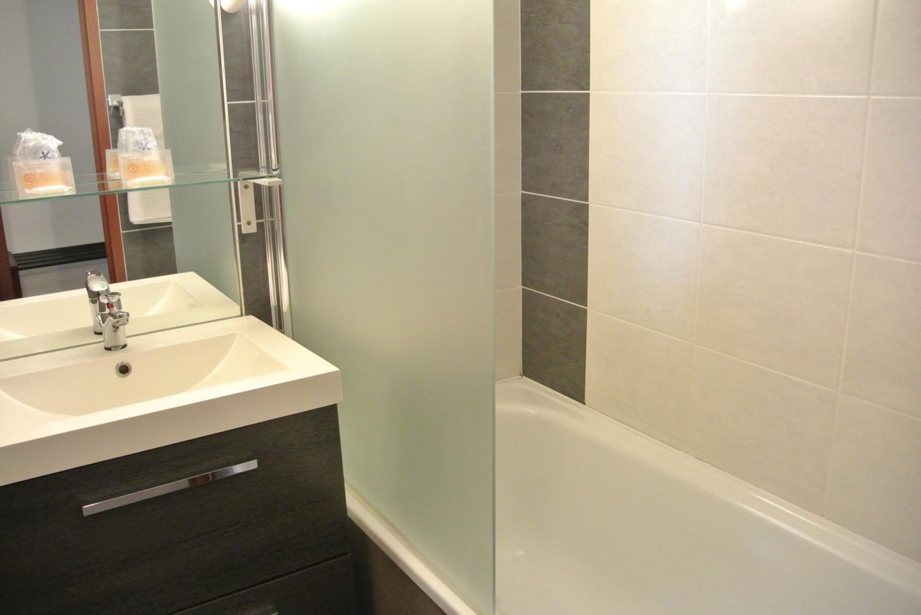Triple Room (Double Bed + Sofa Bed 1 Person) photo 2