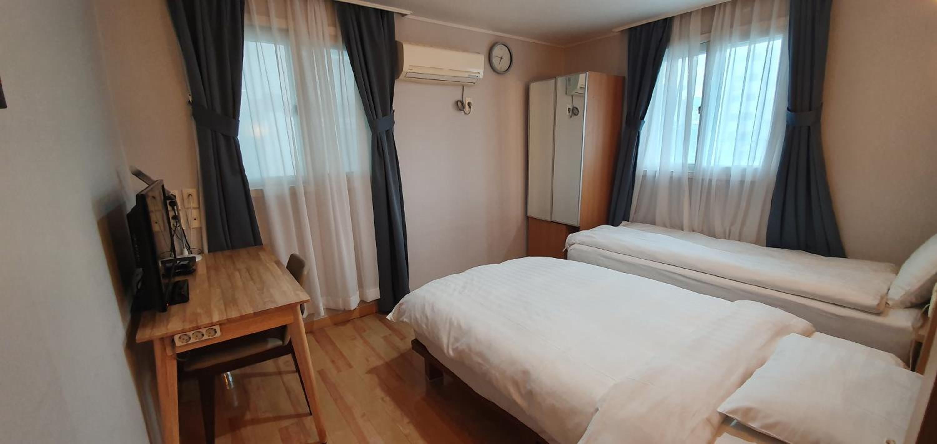 Twin Room - Photo 4