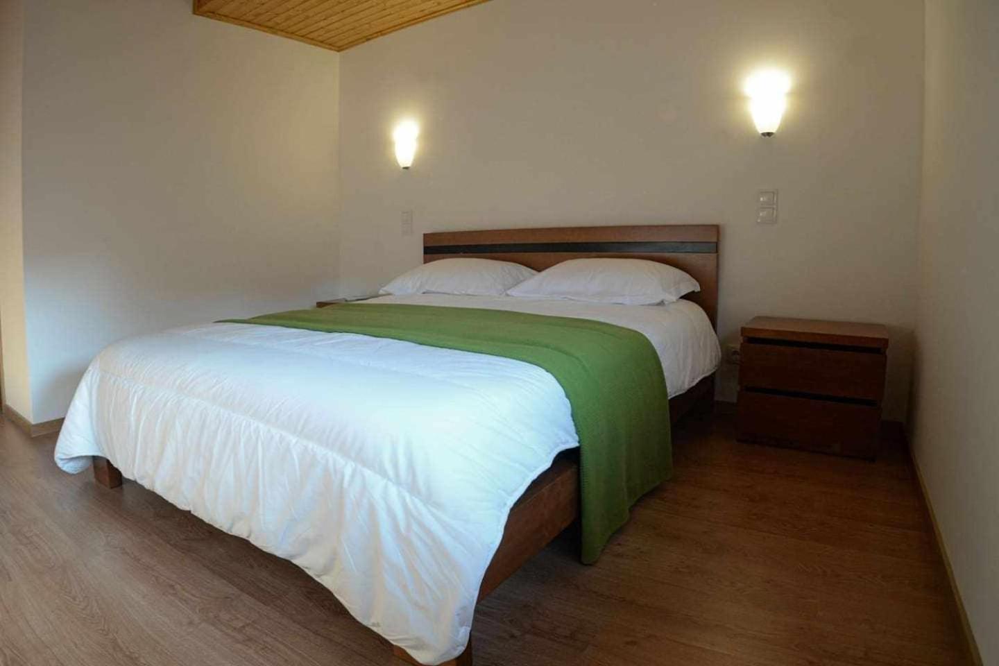Eight-Bedroom House photo 1