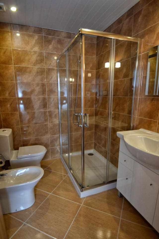 Eight-Bedroom House photo 2